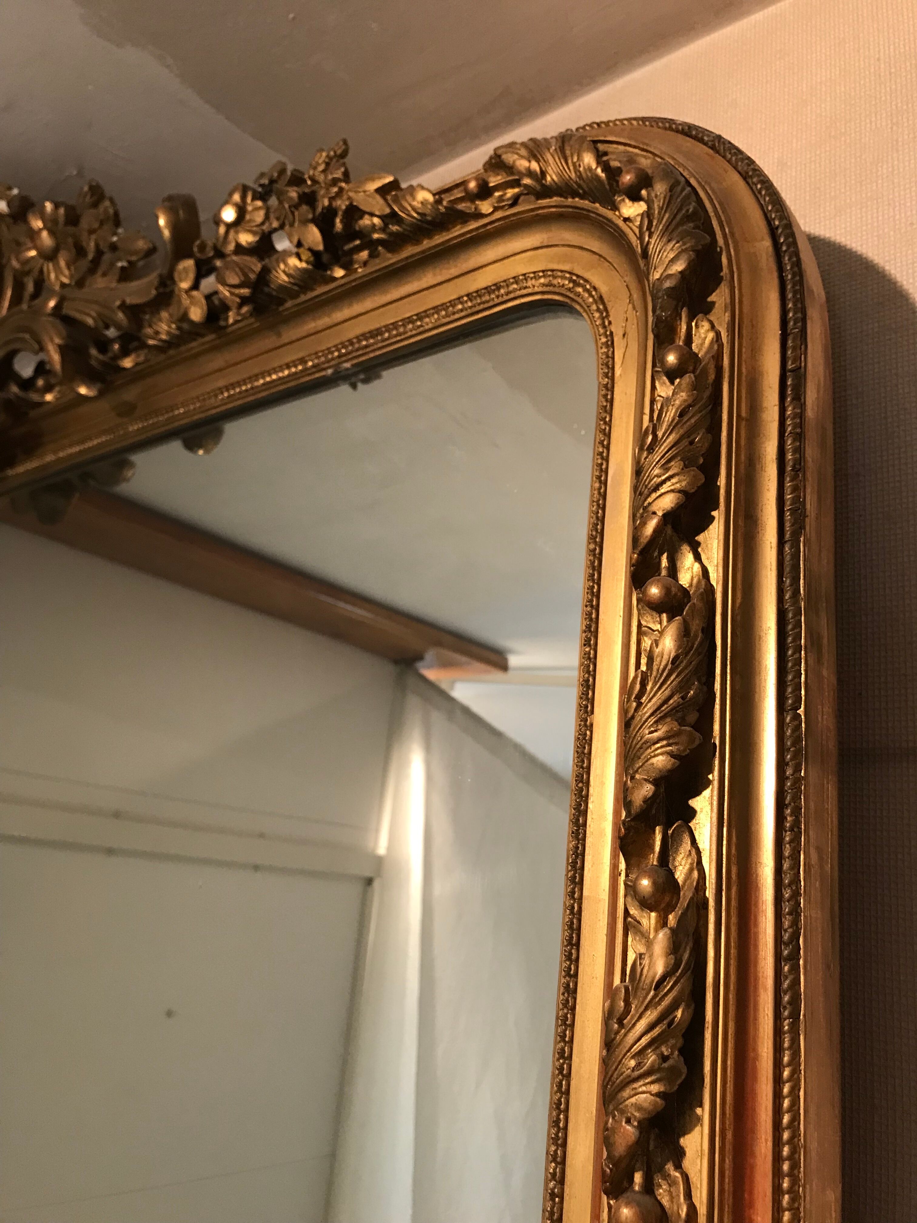 Large antique mirror with flagship shell in wood and gilded stucco