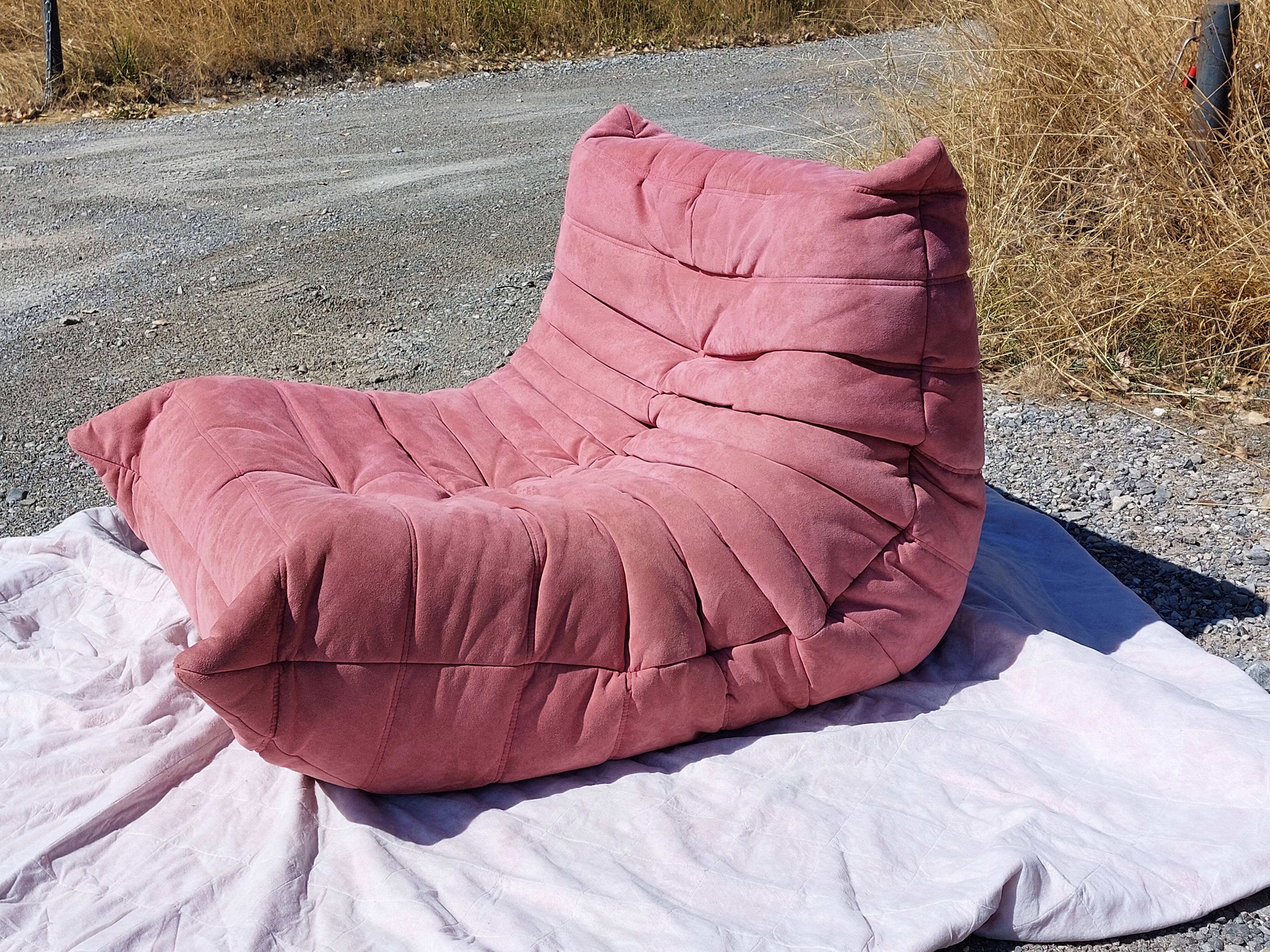 Chauffeuse Togo en velours vieux rose - Ligne Roset