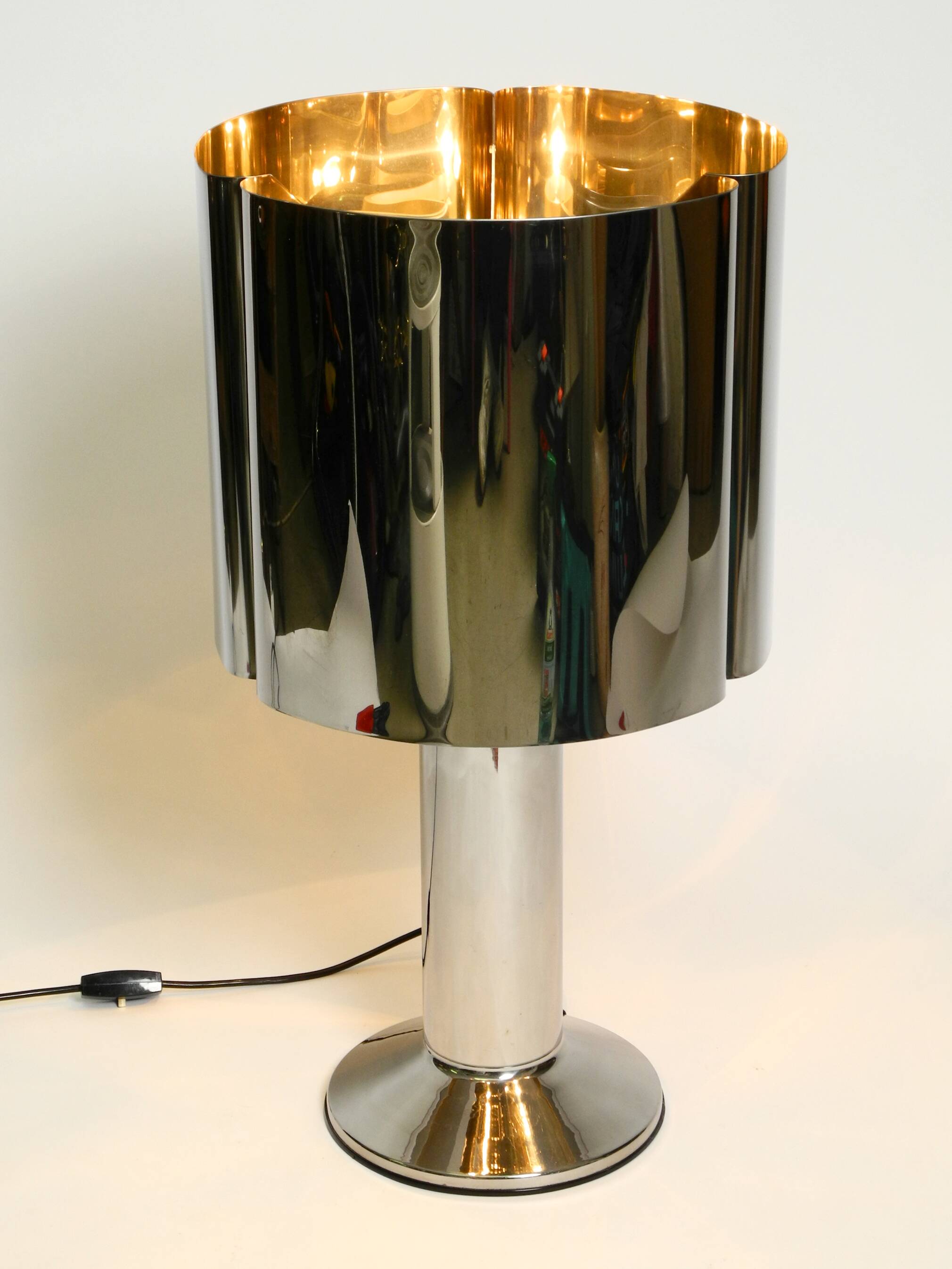Lampe de table en métal chromé XXL des années 1970 avec abat-jour en métal | Hauteur 75 cm