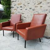 Paire de fauteuils simili cuir marron
