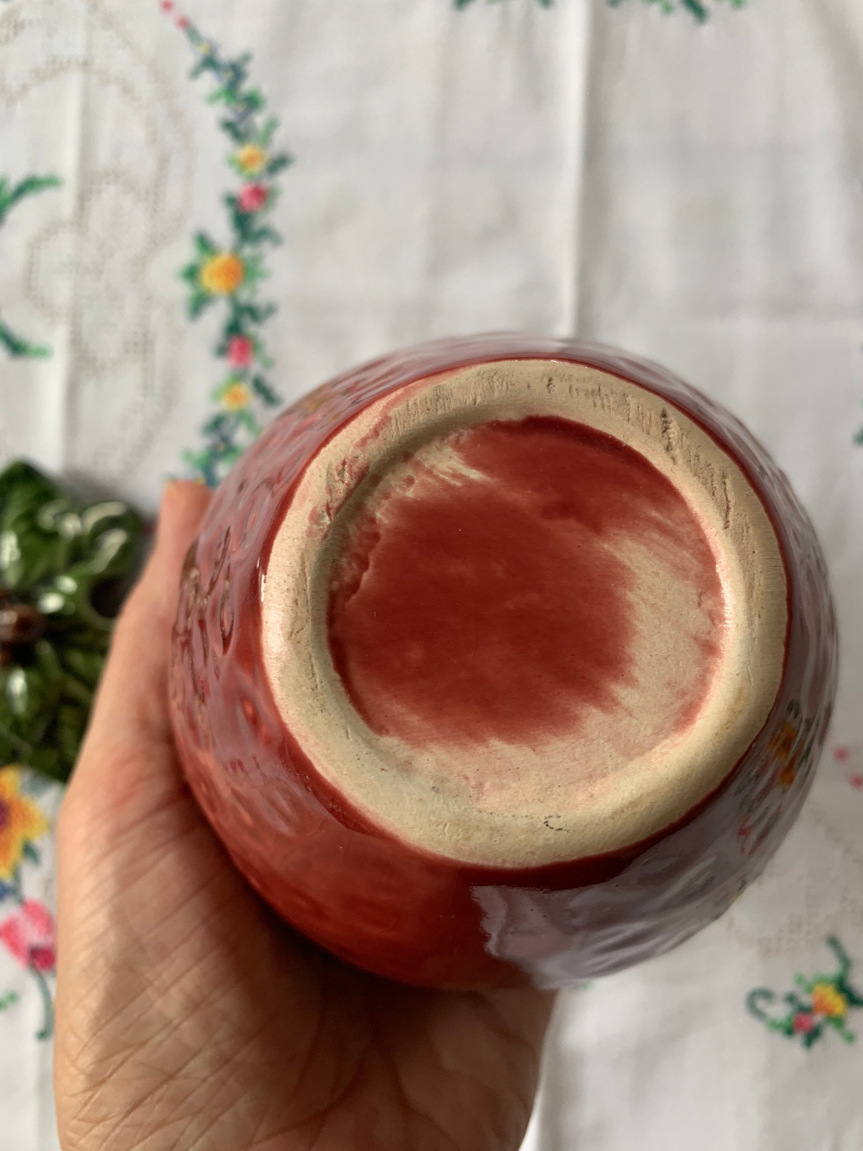 Strawberry-shaped slurry pot