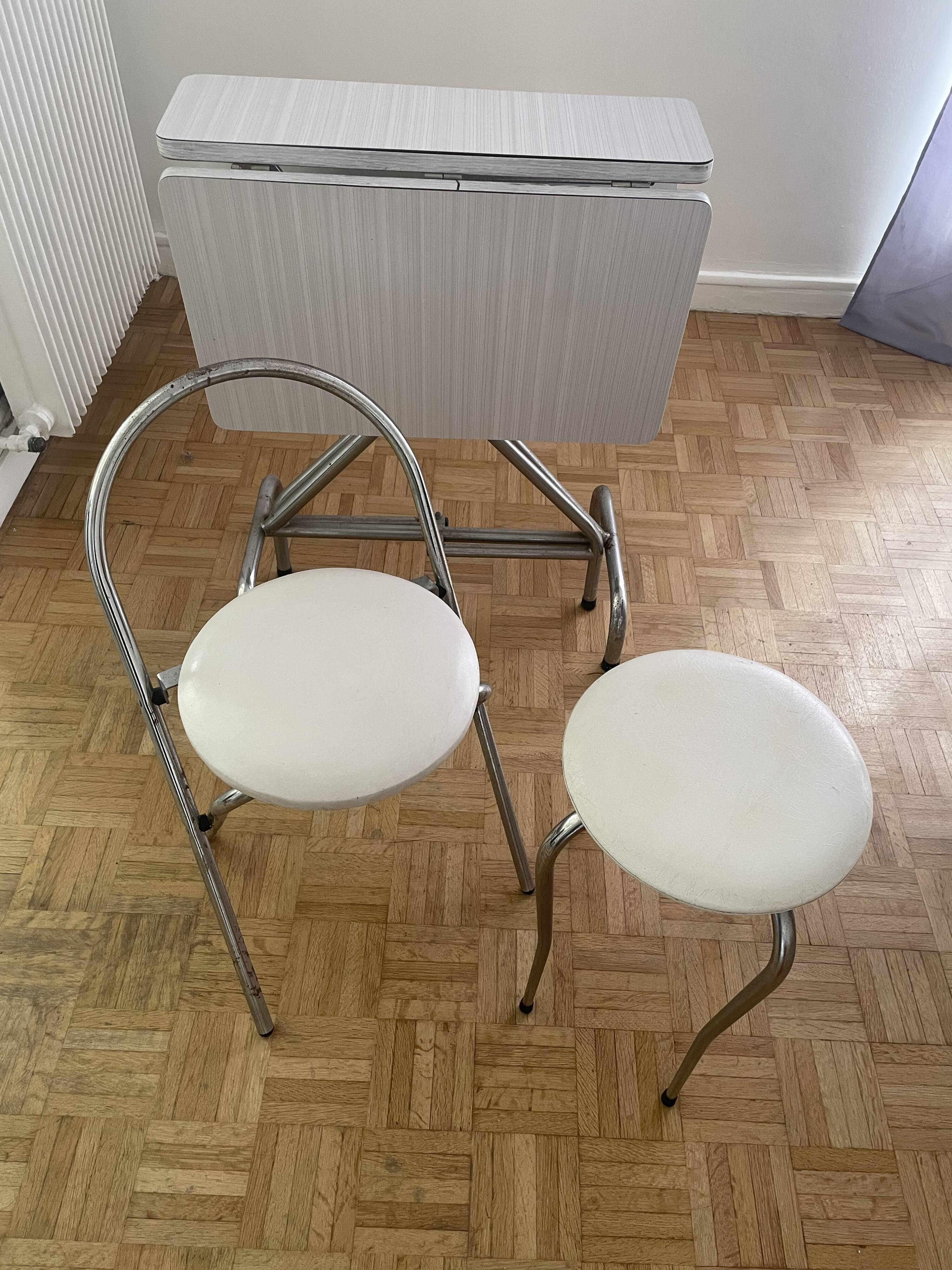 Small stools in metal and faux leather.