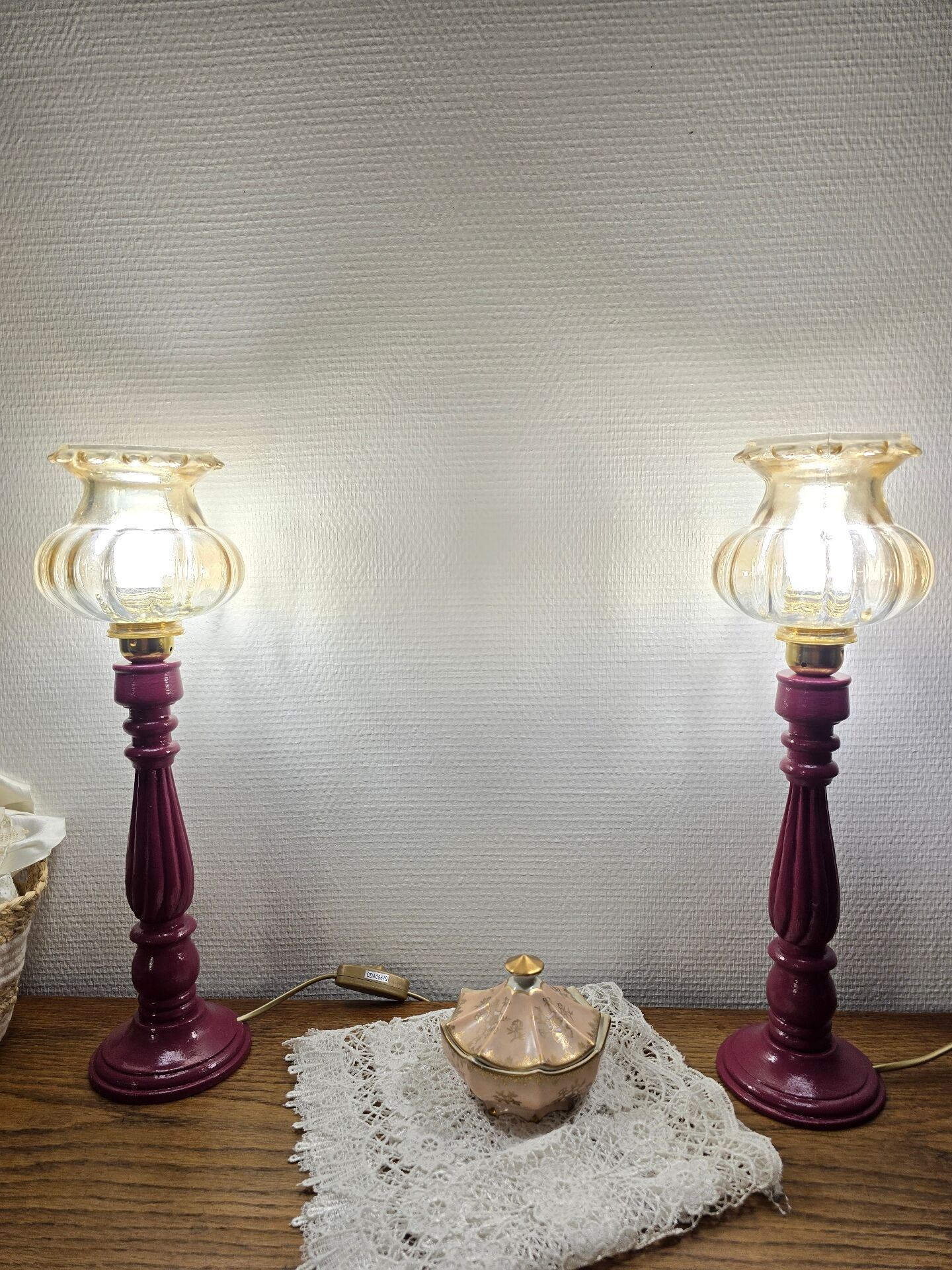 Lampes à poser vintage – Pieds bois repeints mauve brillant + globes a