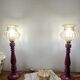 Lampes à poser vintage – Pieds bois repeints mauve brillant + globes a