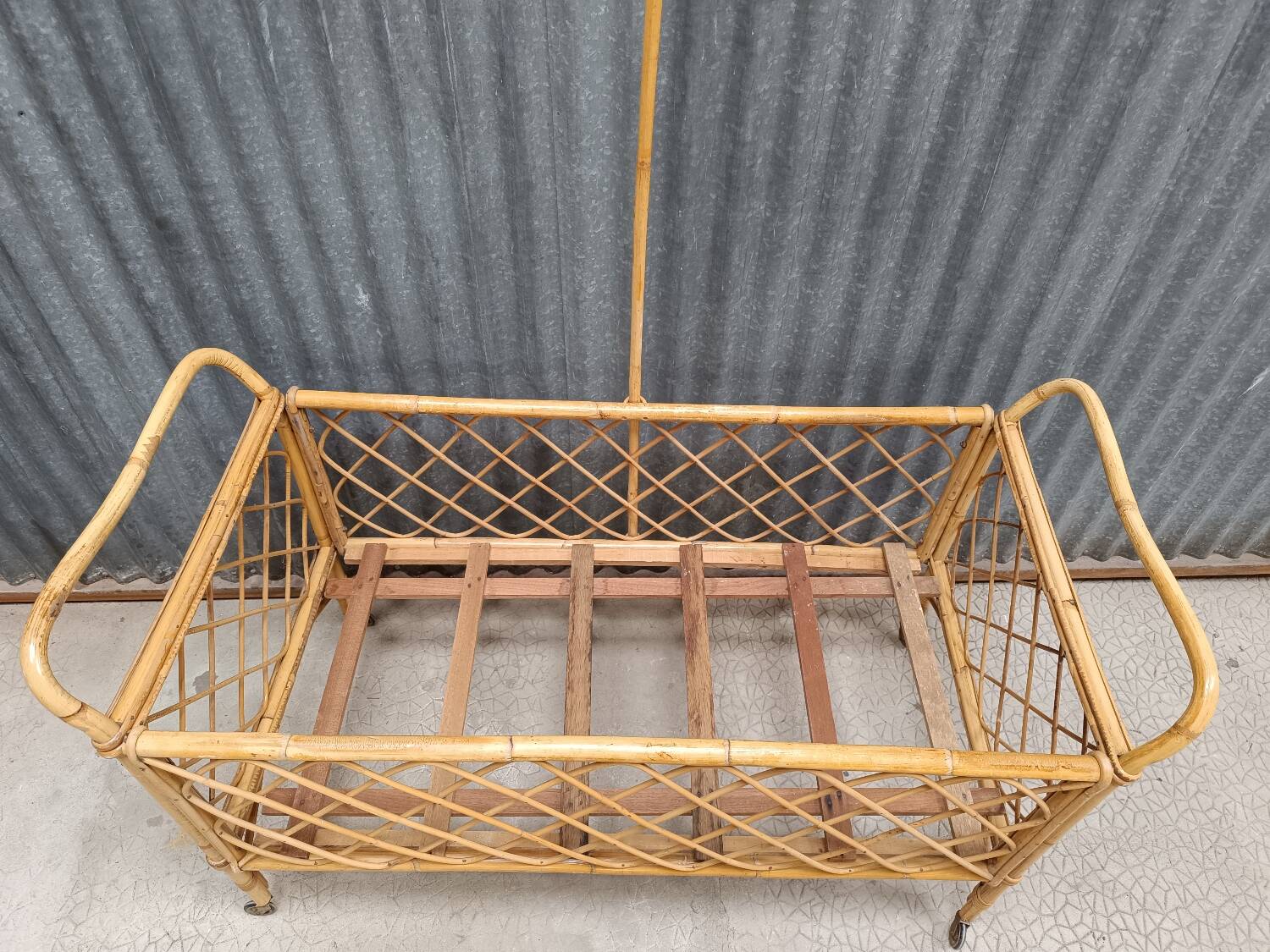 Lit bébé berceau en osier rotin vintage