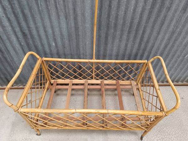 Lit bébé berceau en osier rotin vintage