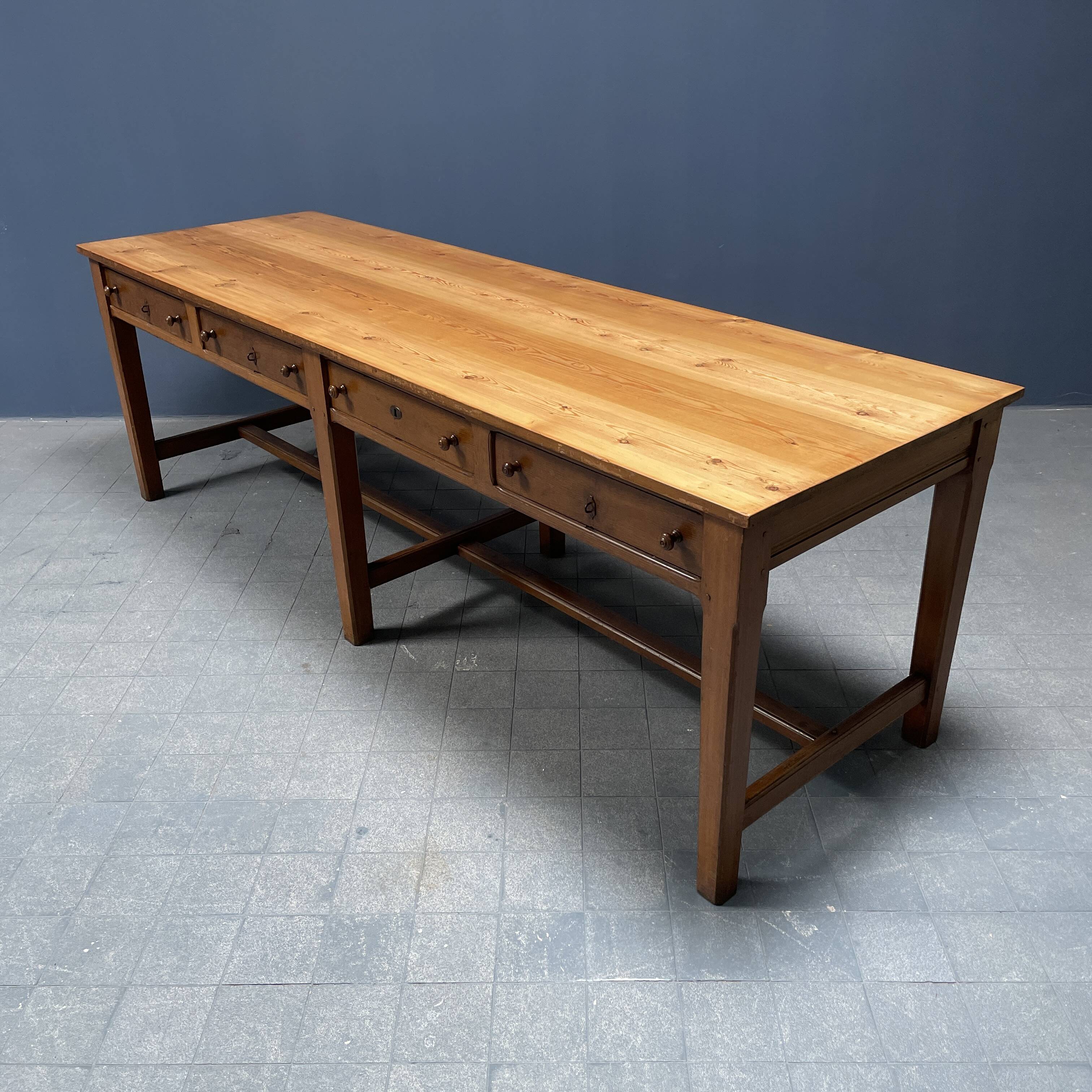 Grande table à draperie en bois antique