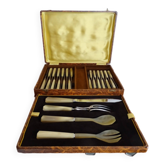 24 Art Deco knives and cutlery with horn sleeves in case