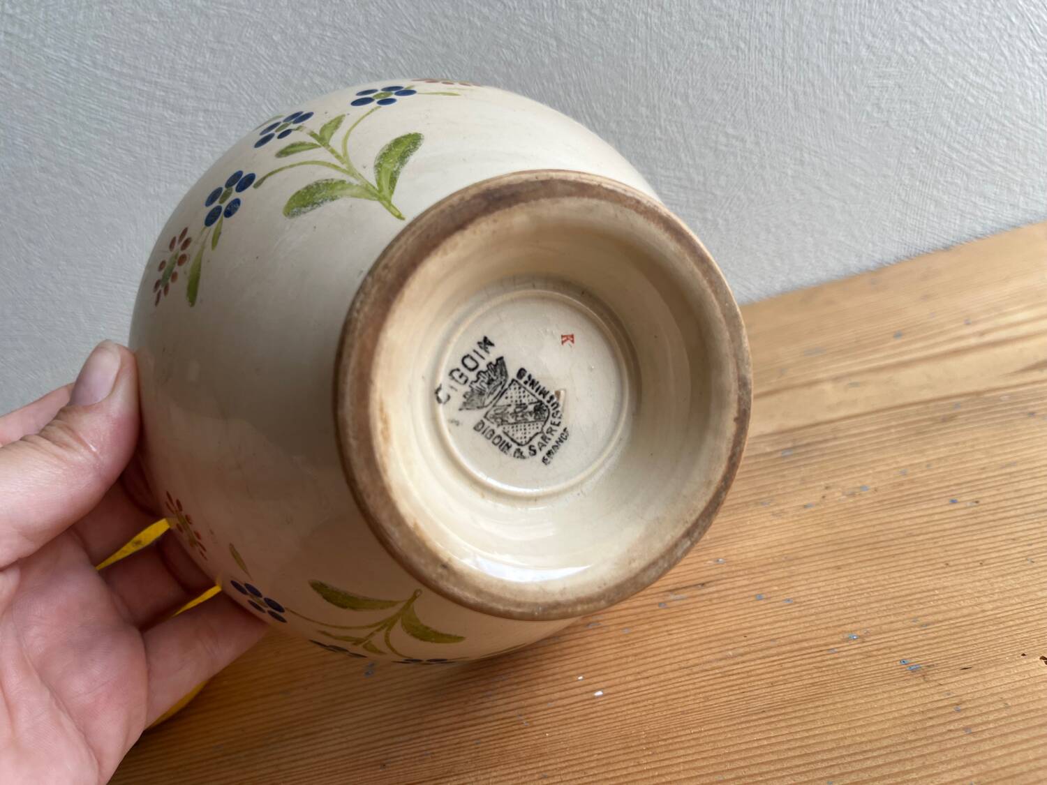 Old earthenware bowl on a pedestal, Digoin Sarreguemines Flowers / flo