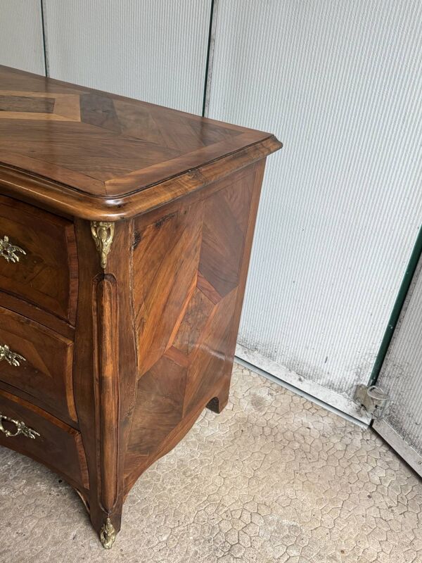 Ancienne et petite commode galbée dans le gout de Hache epoque XIX eme