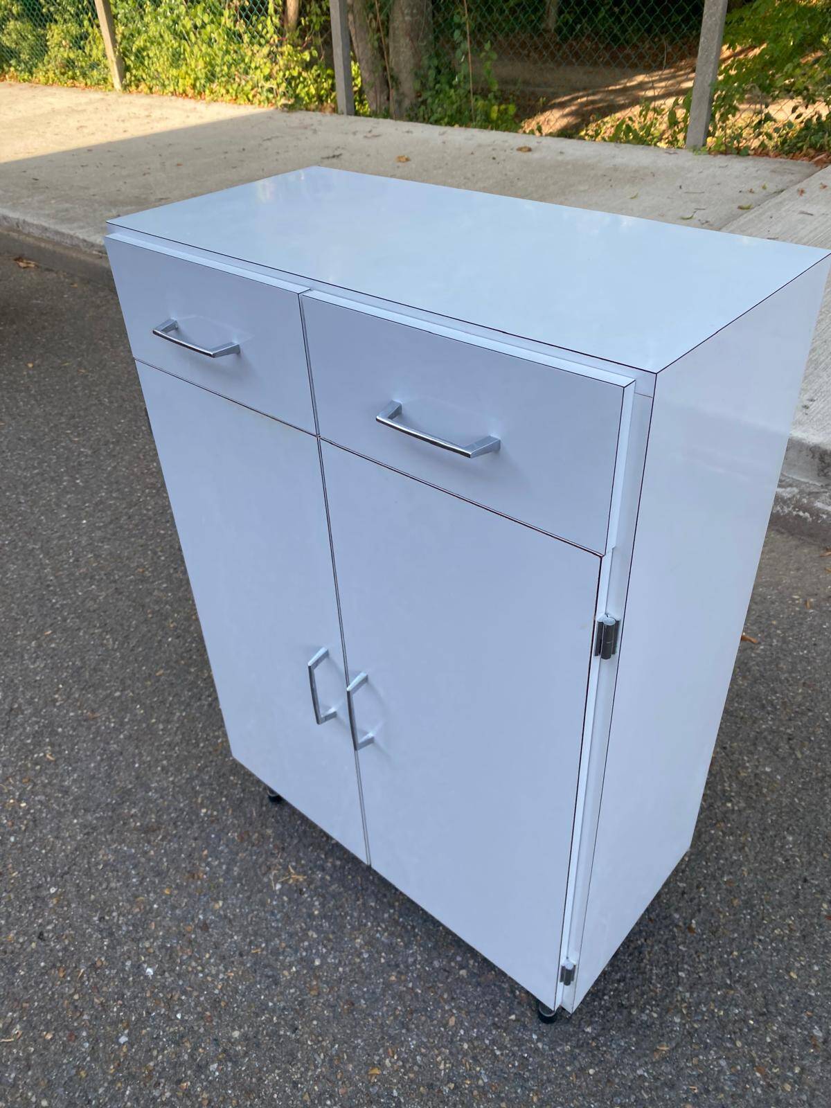Vintage white wooden bathroom furniture — Chrome legs 70s design