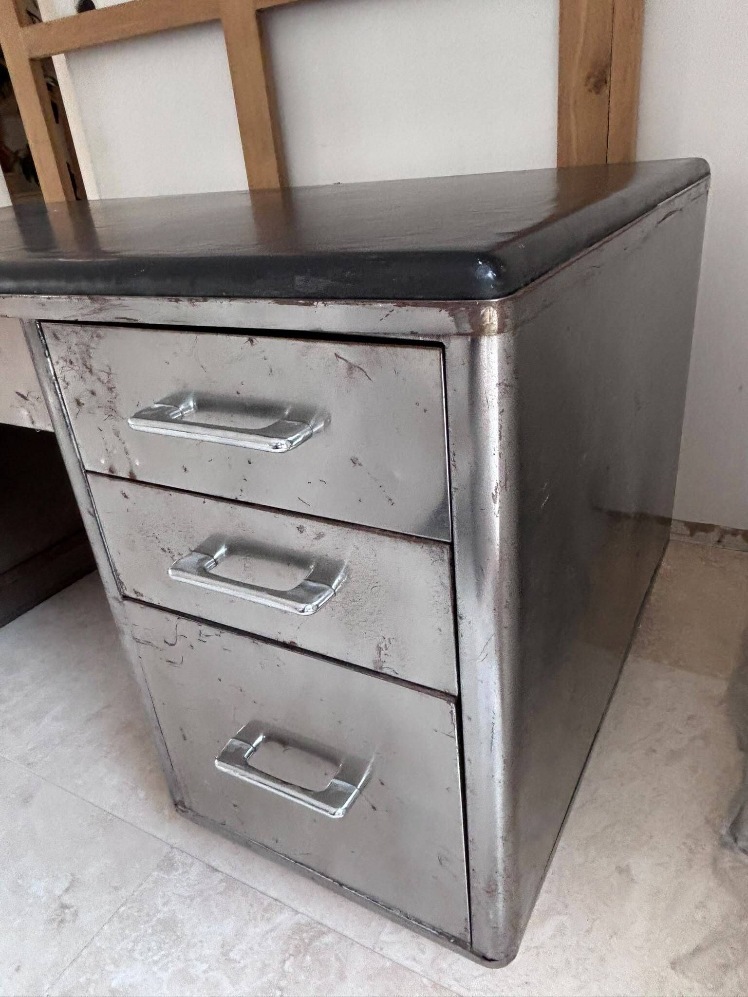 Bureau industriel vintage des années 50 – double caisson, 7 tiroirs, métal