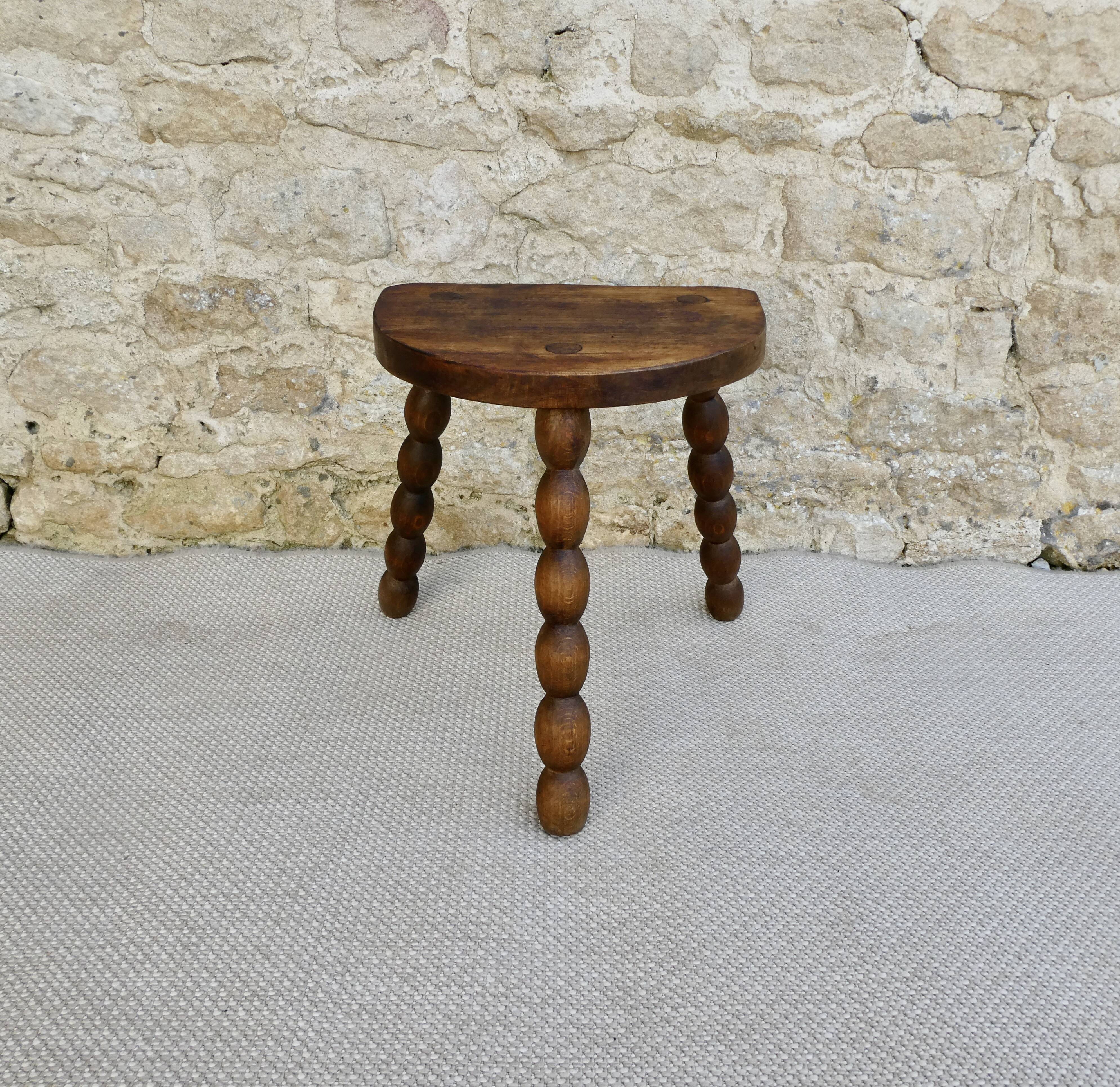 Tabouret tripode en bois massif, dit de vacher