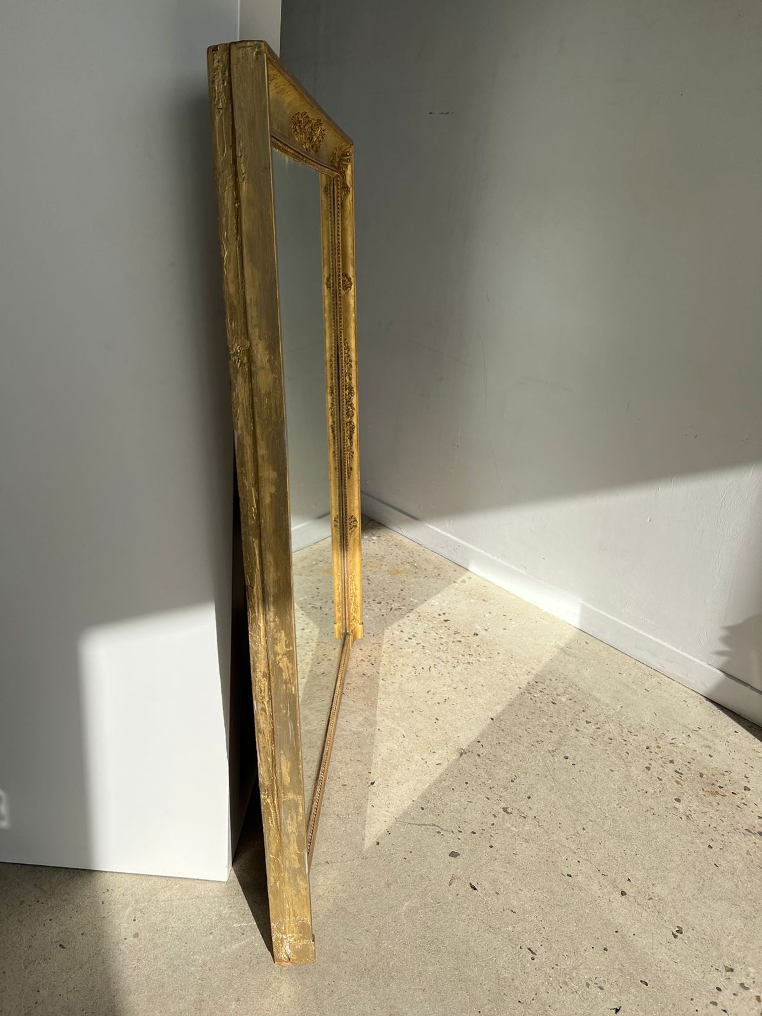 Miroir doré style Restauration à décor de palmettes étirées