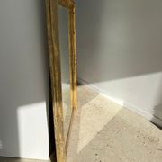 Miroir doré style Restauration à décor de palmettes étirées