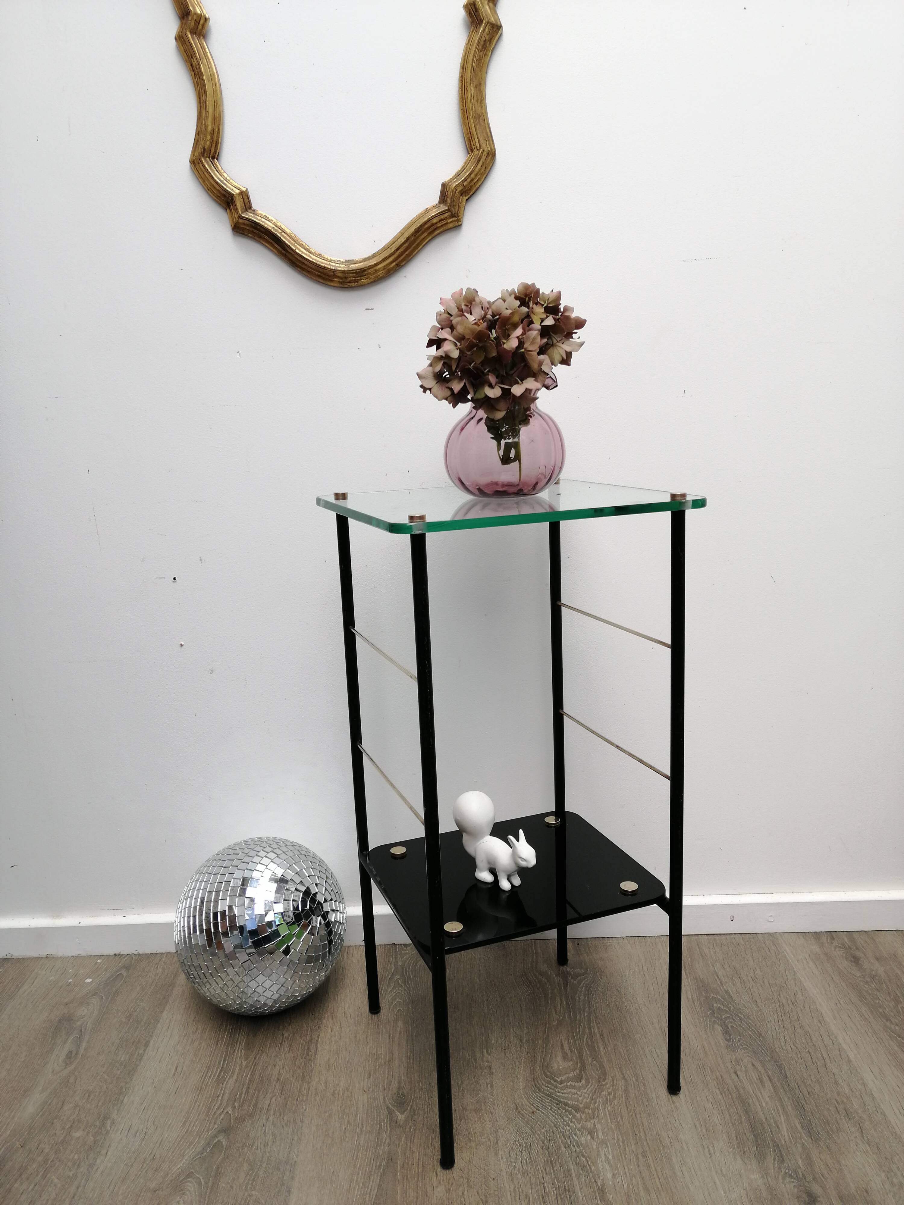 Sellette glass and metal