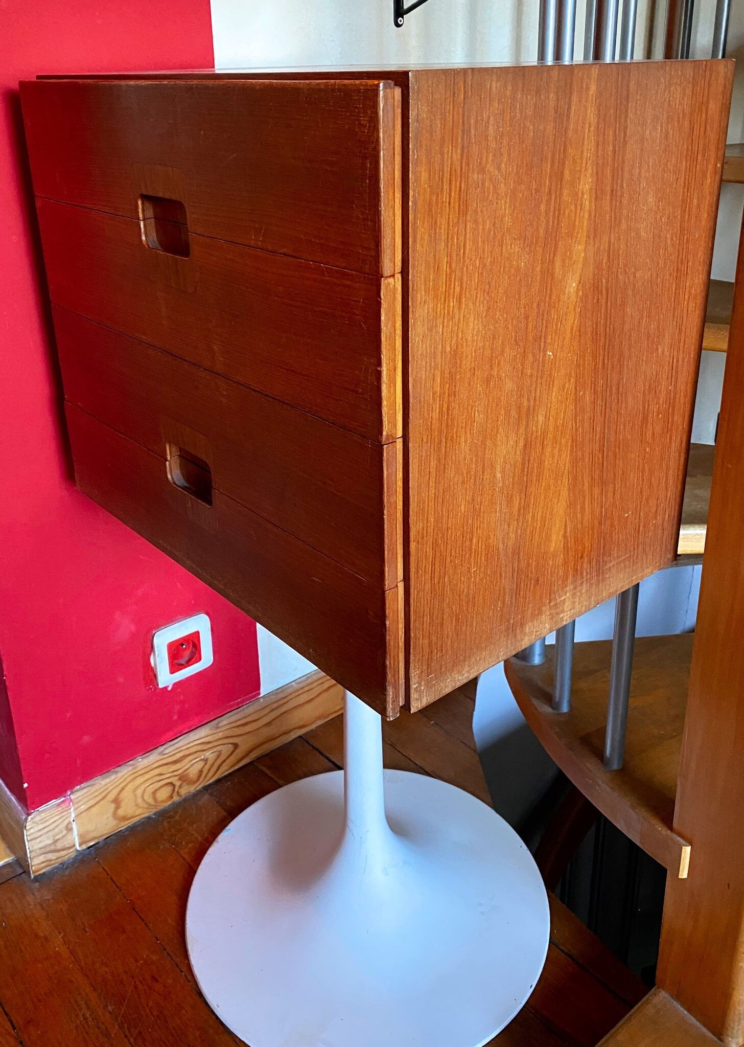 Stroebel vintage tulip foot chest of drawers for Ets Bobois