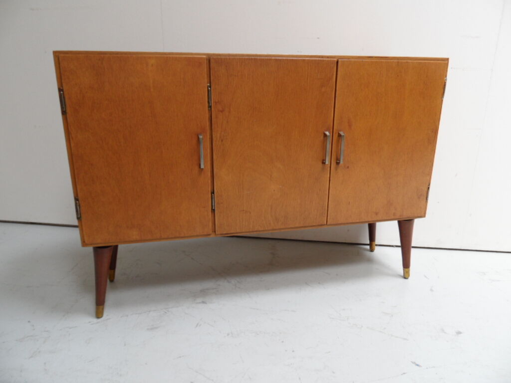 Buffet vintage avec 3 portes.