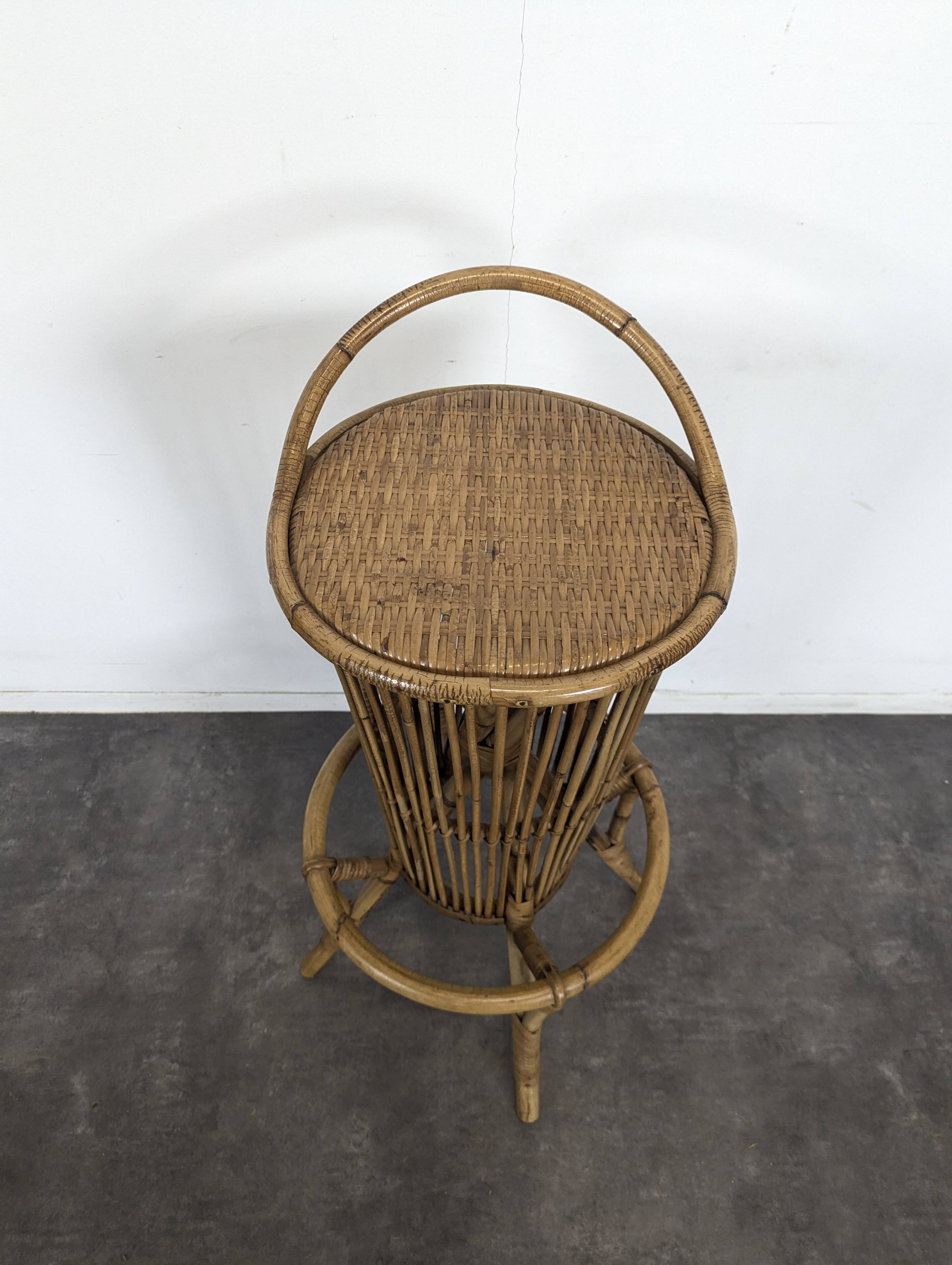 Comptoir et tabourets en bambou et rotin