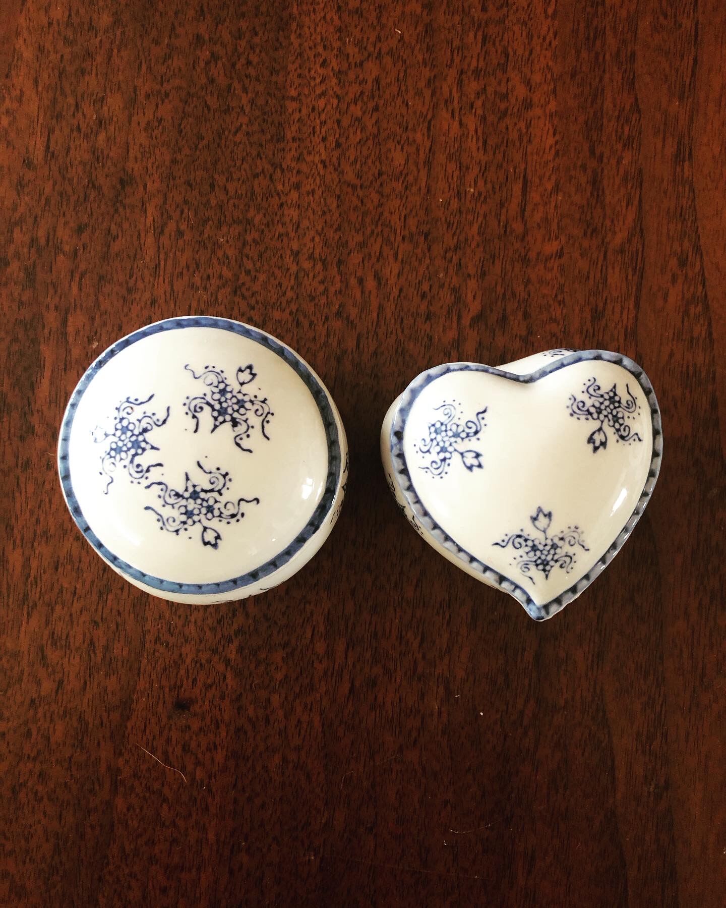 Set of two porcelain pillbox boxes