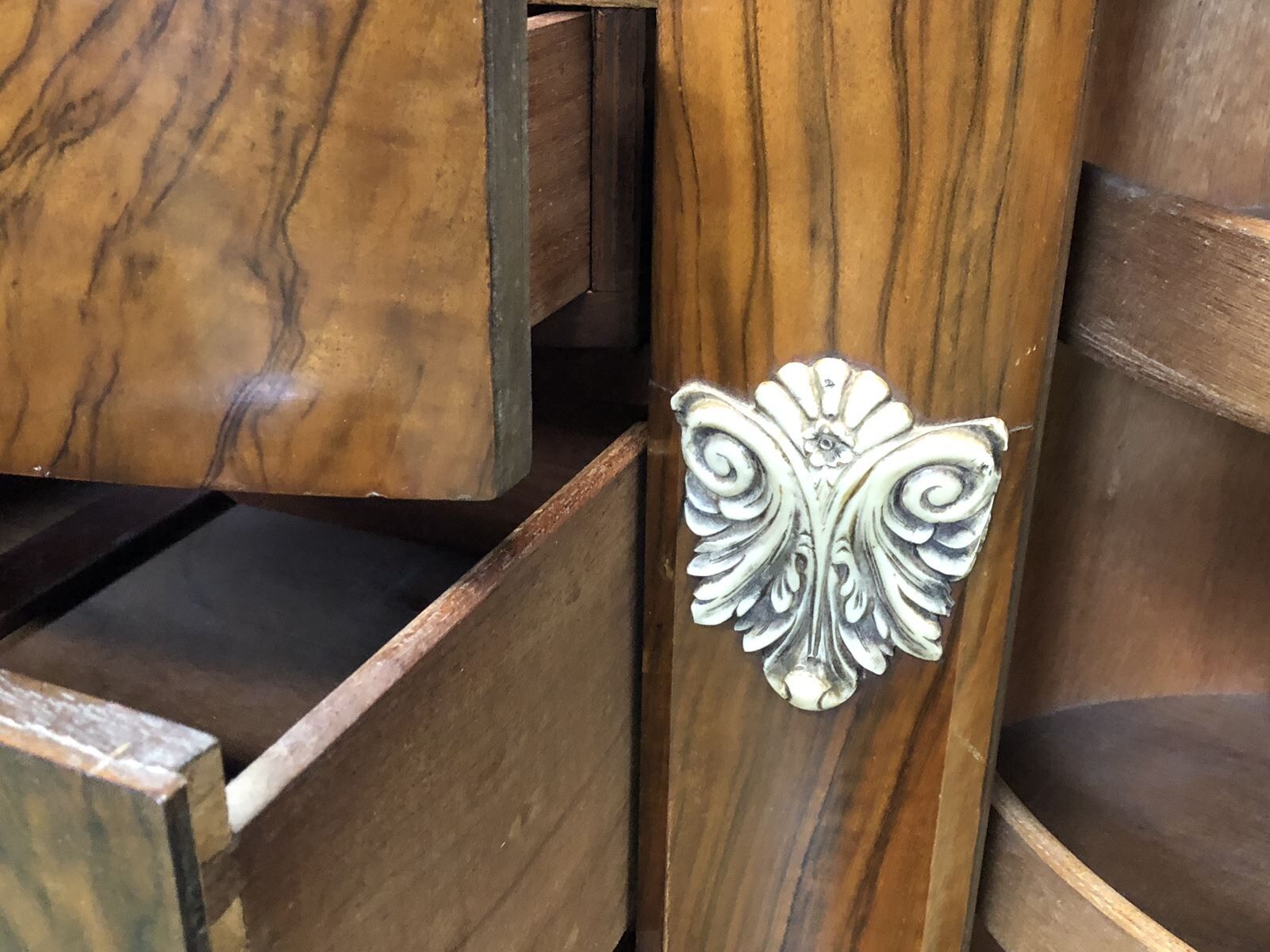 Hairdresser art deco missing in walnut