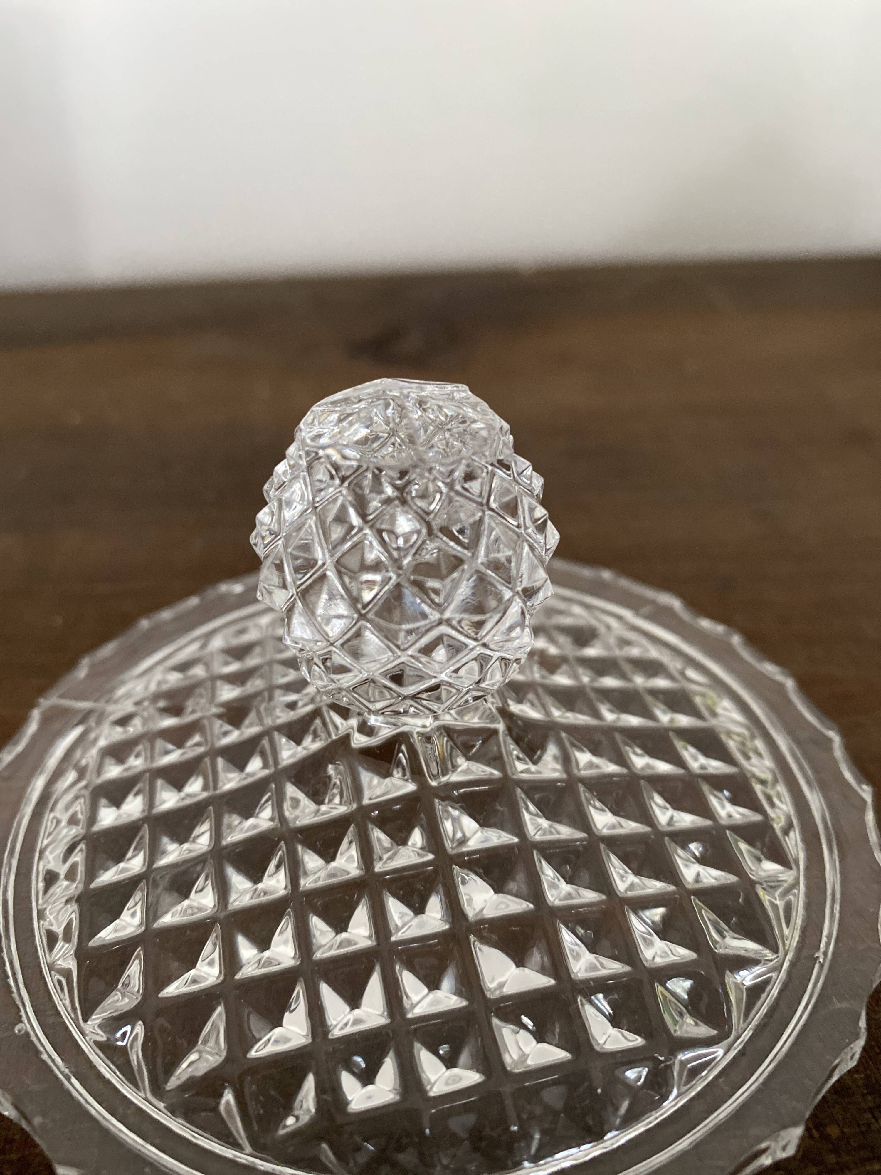 Bonbonniere, diamond-cut crystal pot with vintage lid
