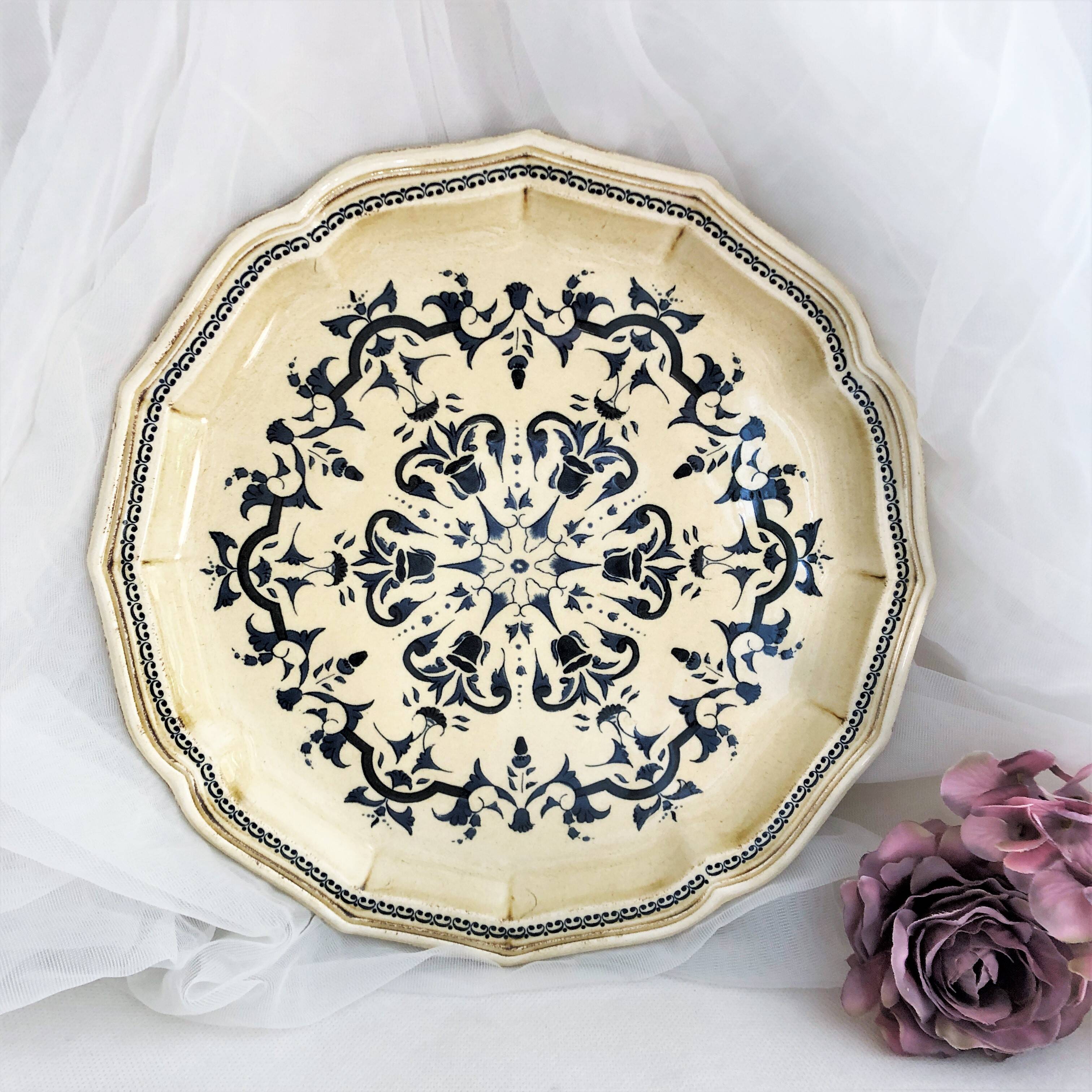 Decorative plate from Salins France decor Heugue 25.5 cm