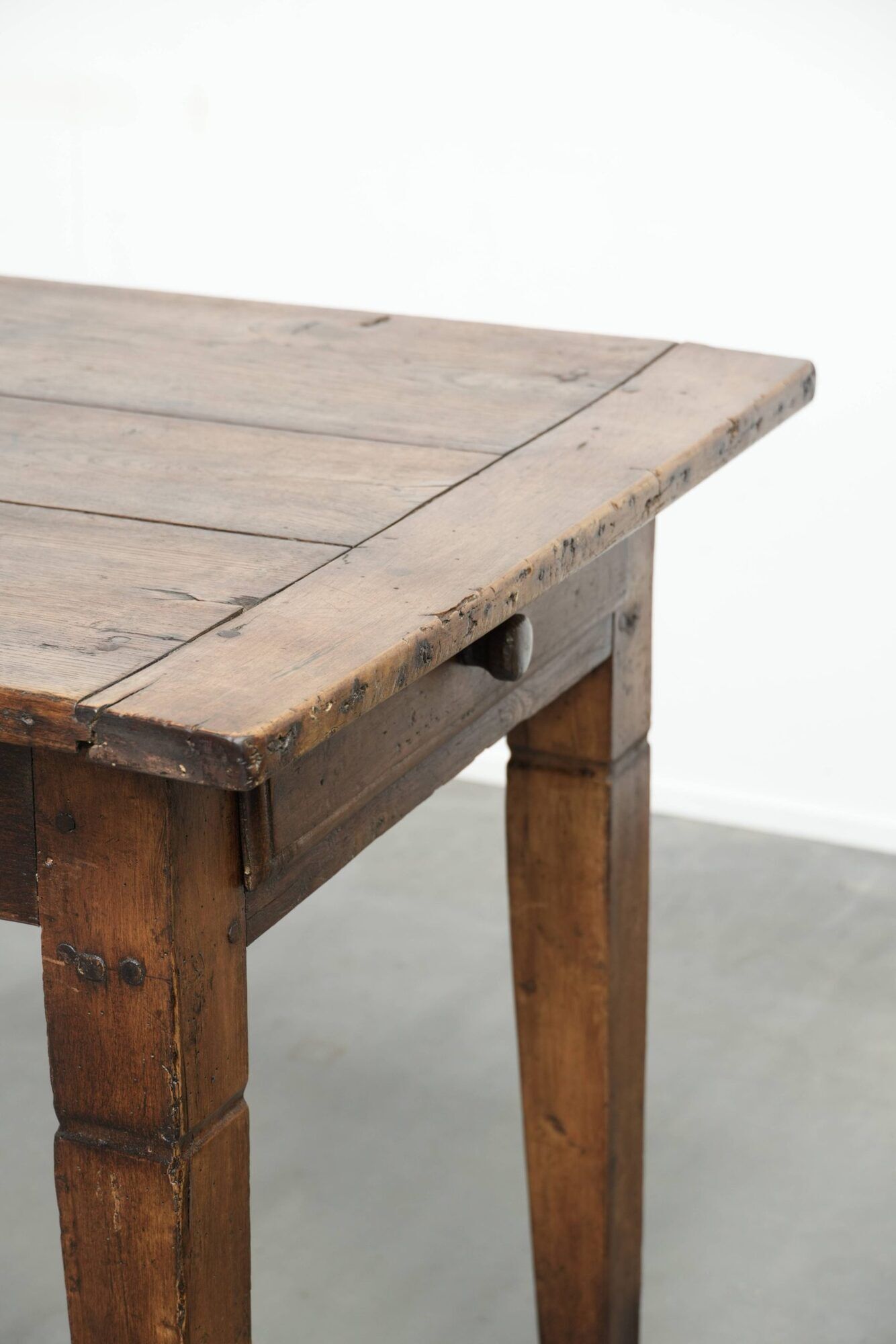 Antique oak table from the 19th century with a walnut top for 6 to 8 people