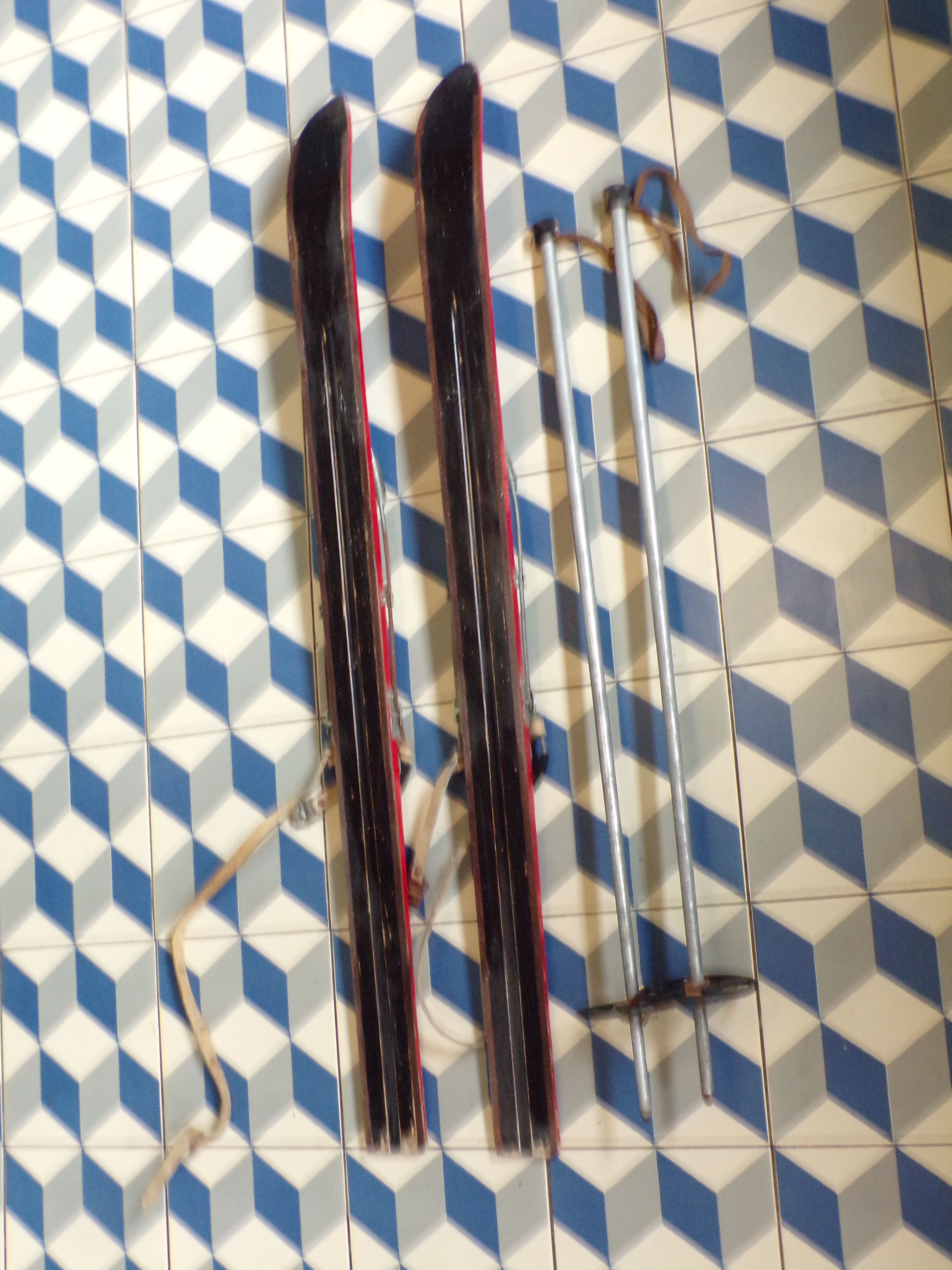 Paire de skis enfant vintage avec bâtons