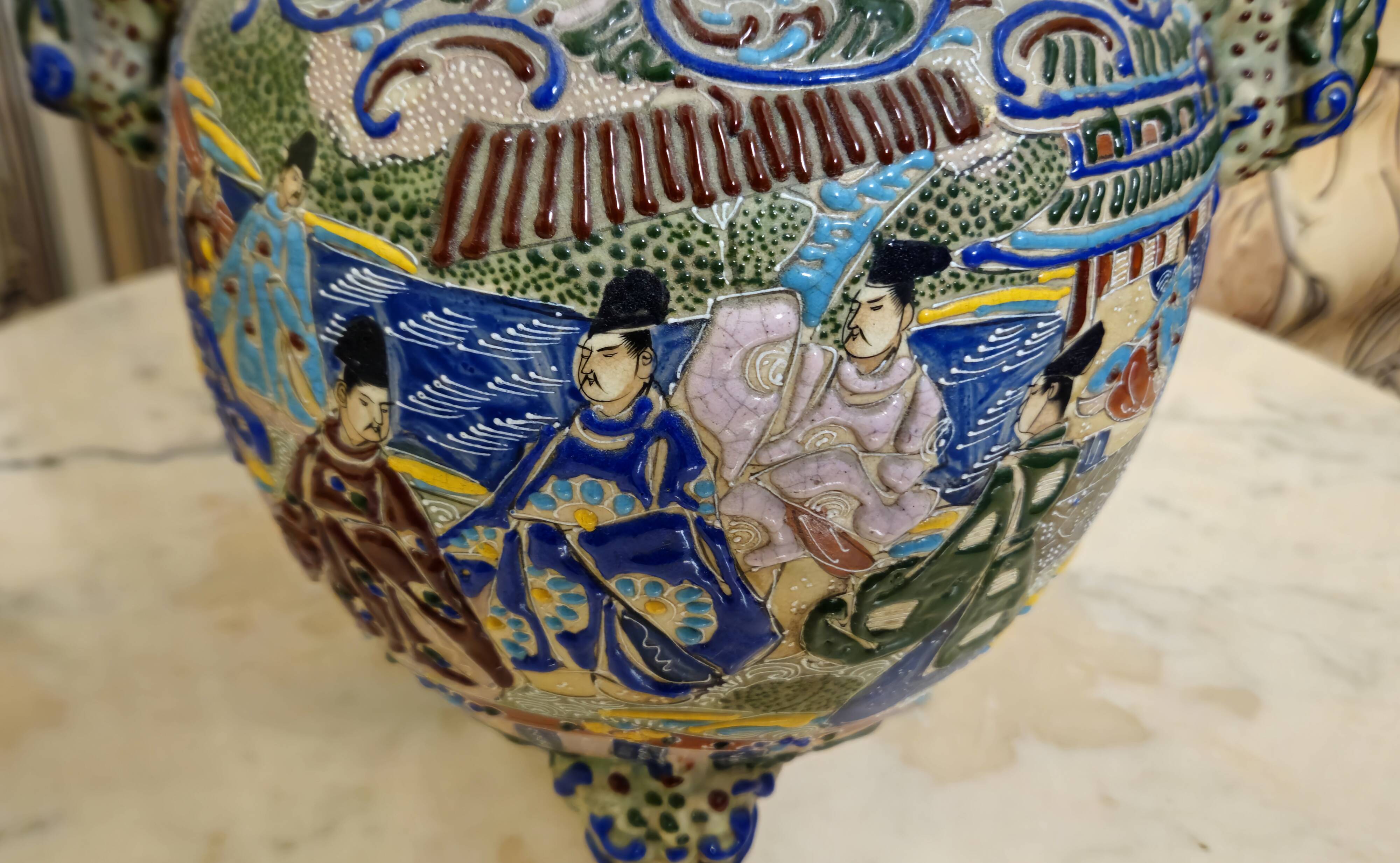 Large covered pot in polychrome earthenware, Asian work from the late 19th century.