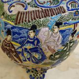 Large covered pot in polychrome earthenware, Asian work from the late 19th century.