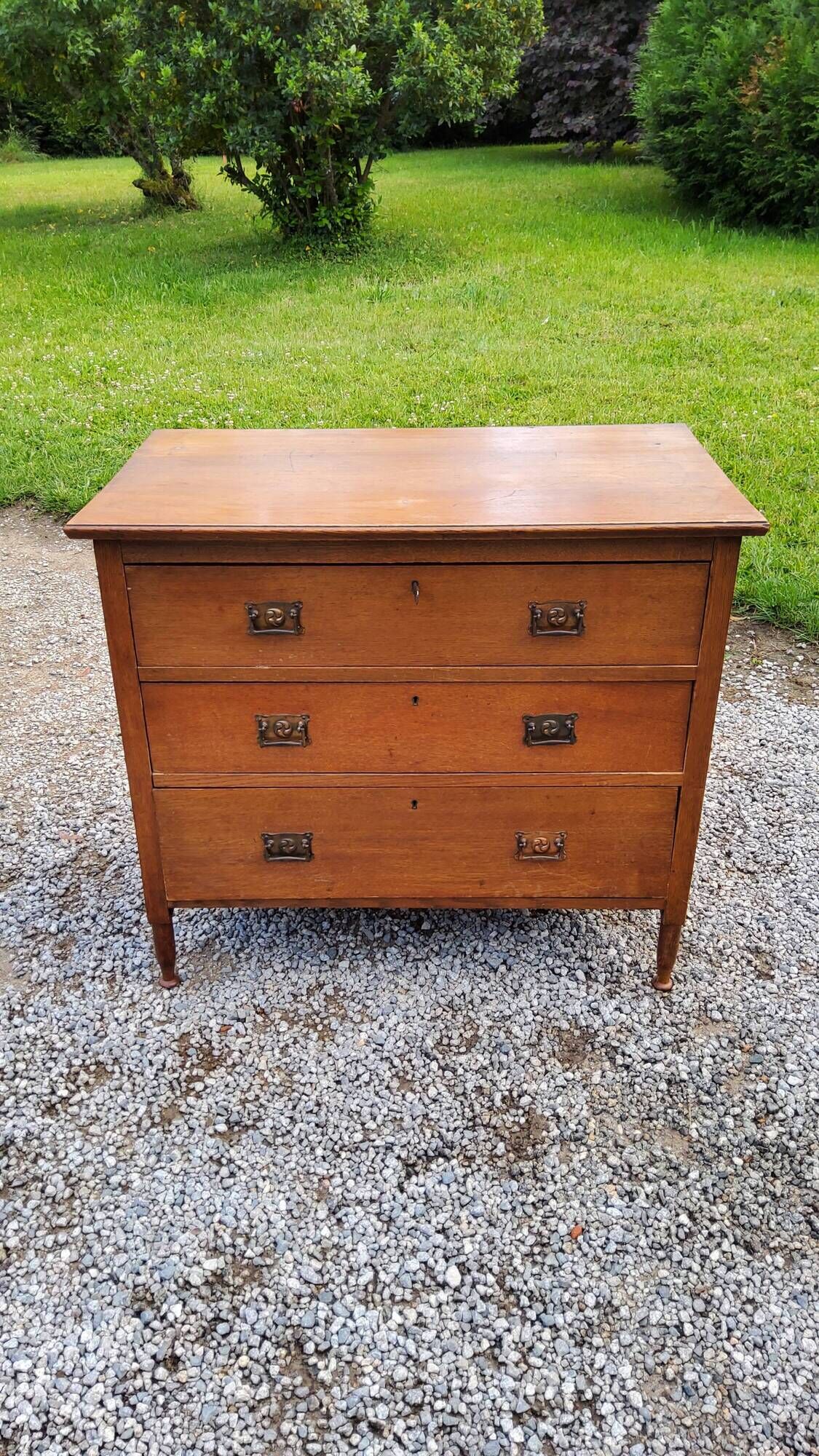 Commode des années 50 en chêne massif 3 tiroirs  pieds coniques
