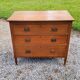 Commode des années 50 en chêne massif 3 tiroirs  pieds coniques