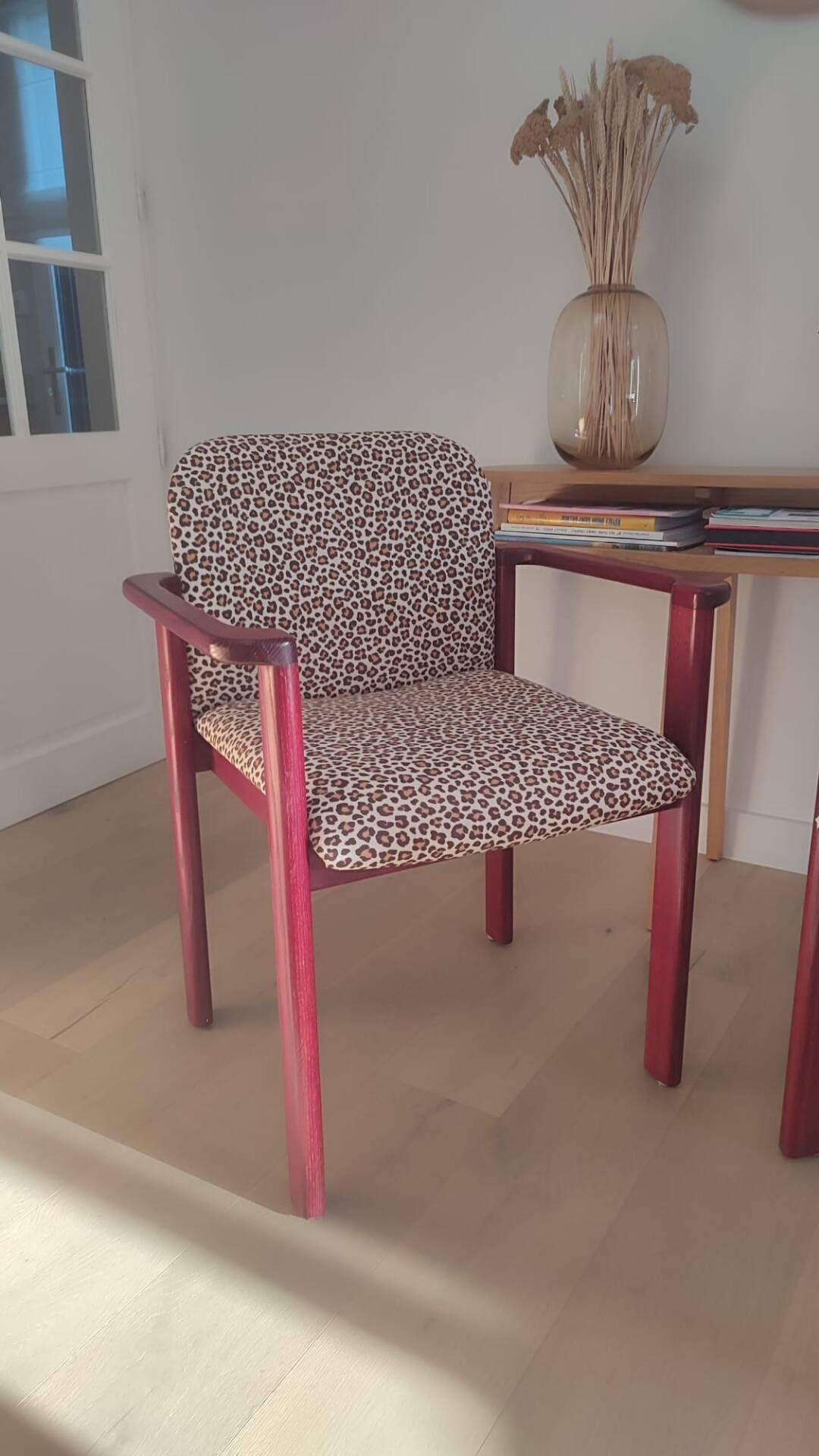 2 fauteuils léopard / bois massif bordeaux