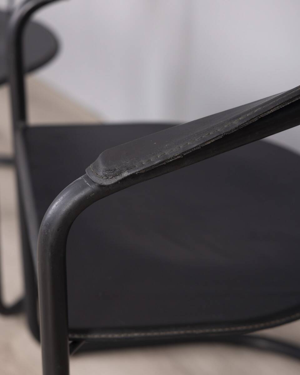Paire de chaises "Canasta" en métal et cuir des années 1970 conçues par Arrben