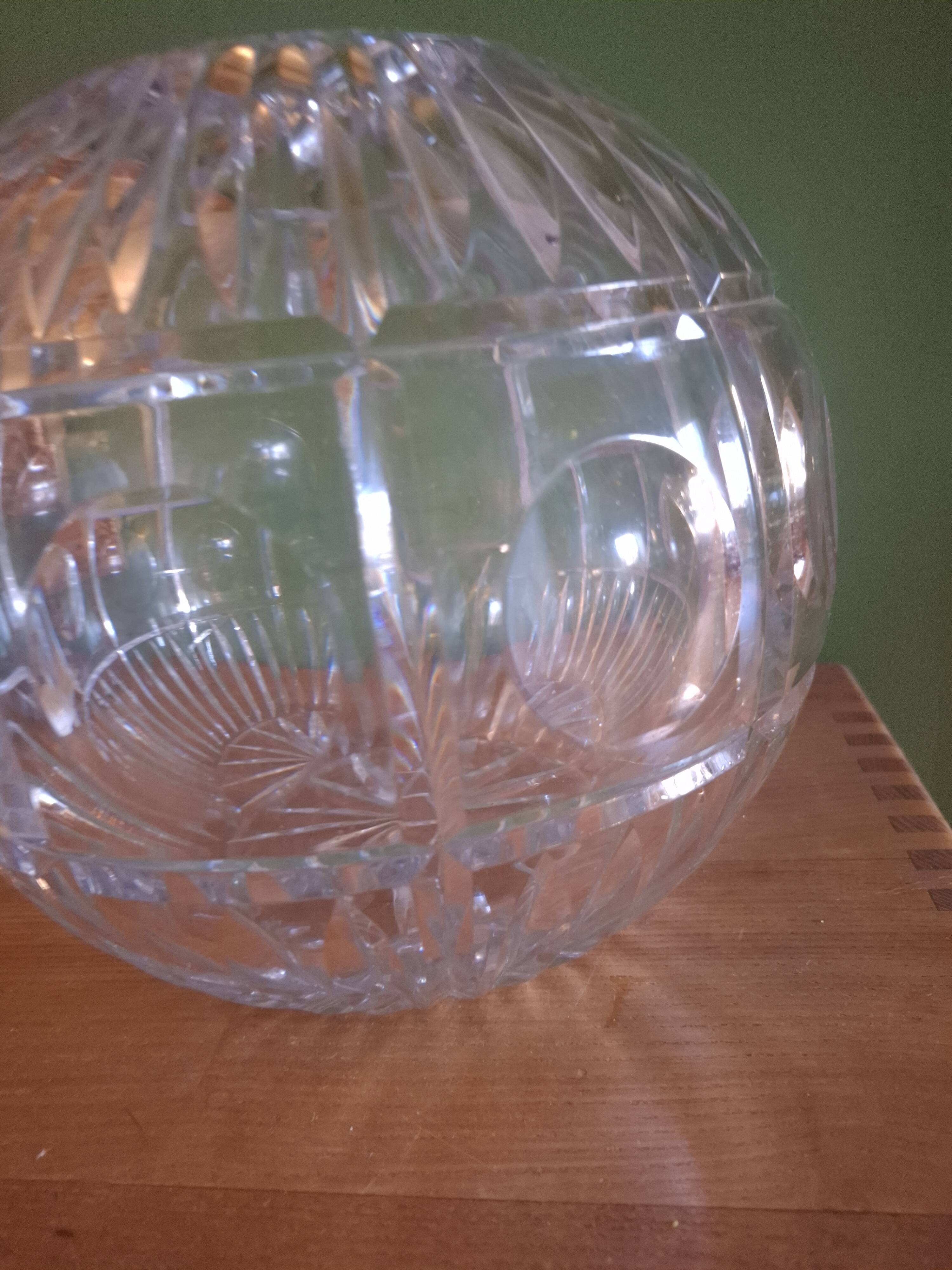 Vase boule en cristal taillé (