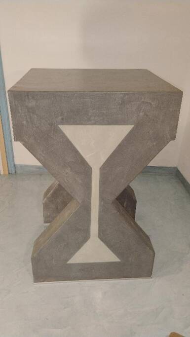 Pedestal / High side table in polished concrete – Unique artisan piece.