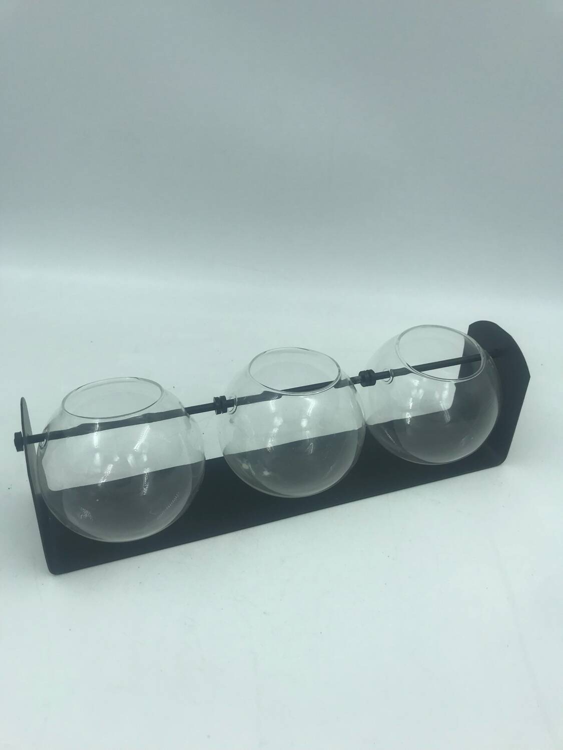 Original table centrepiece vase with 3 balls.