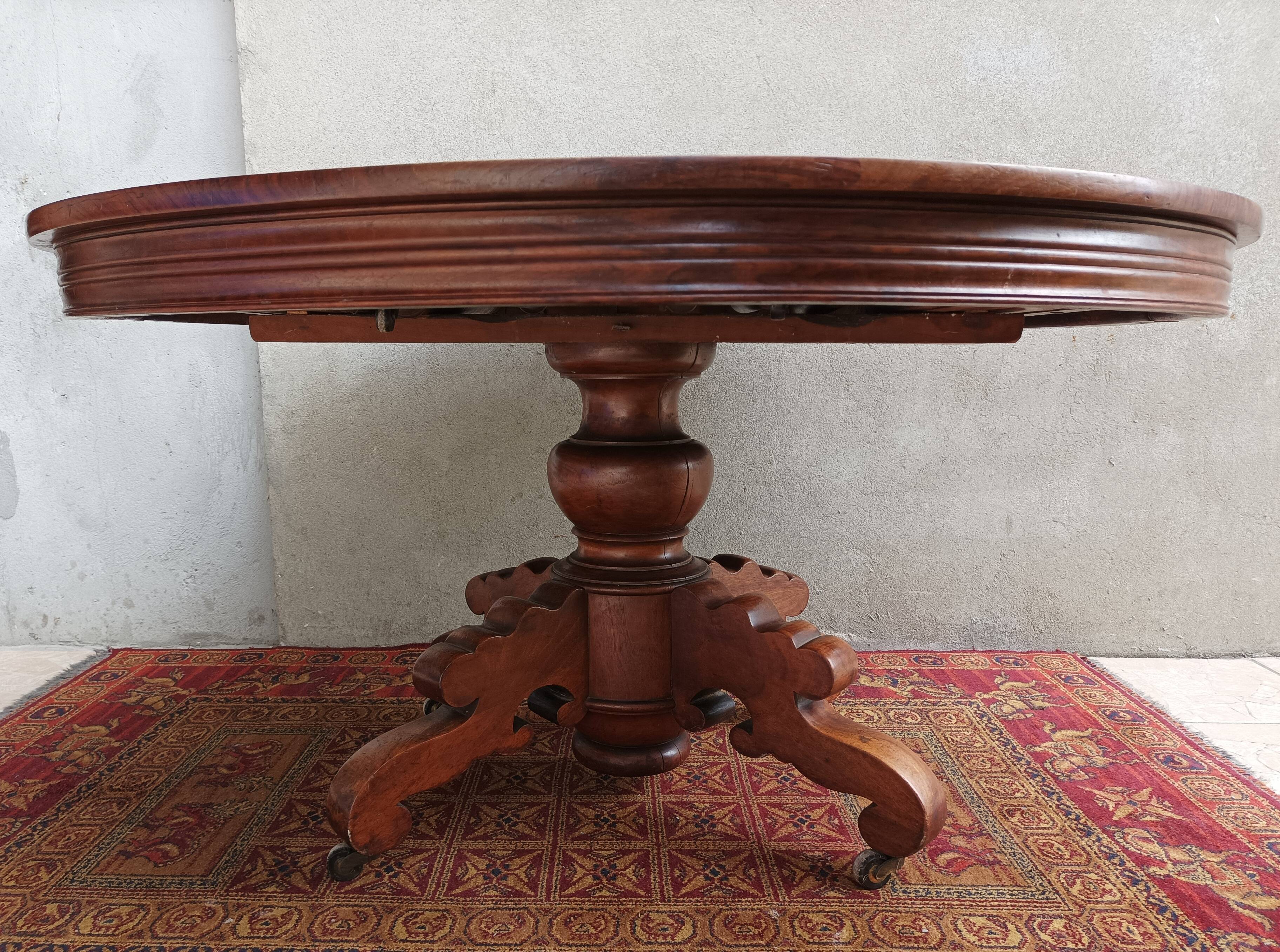 English oval table with 19th century mahogany extensions
