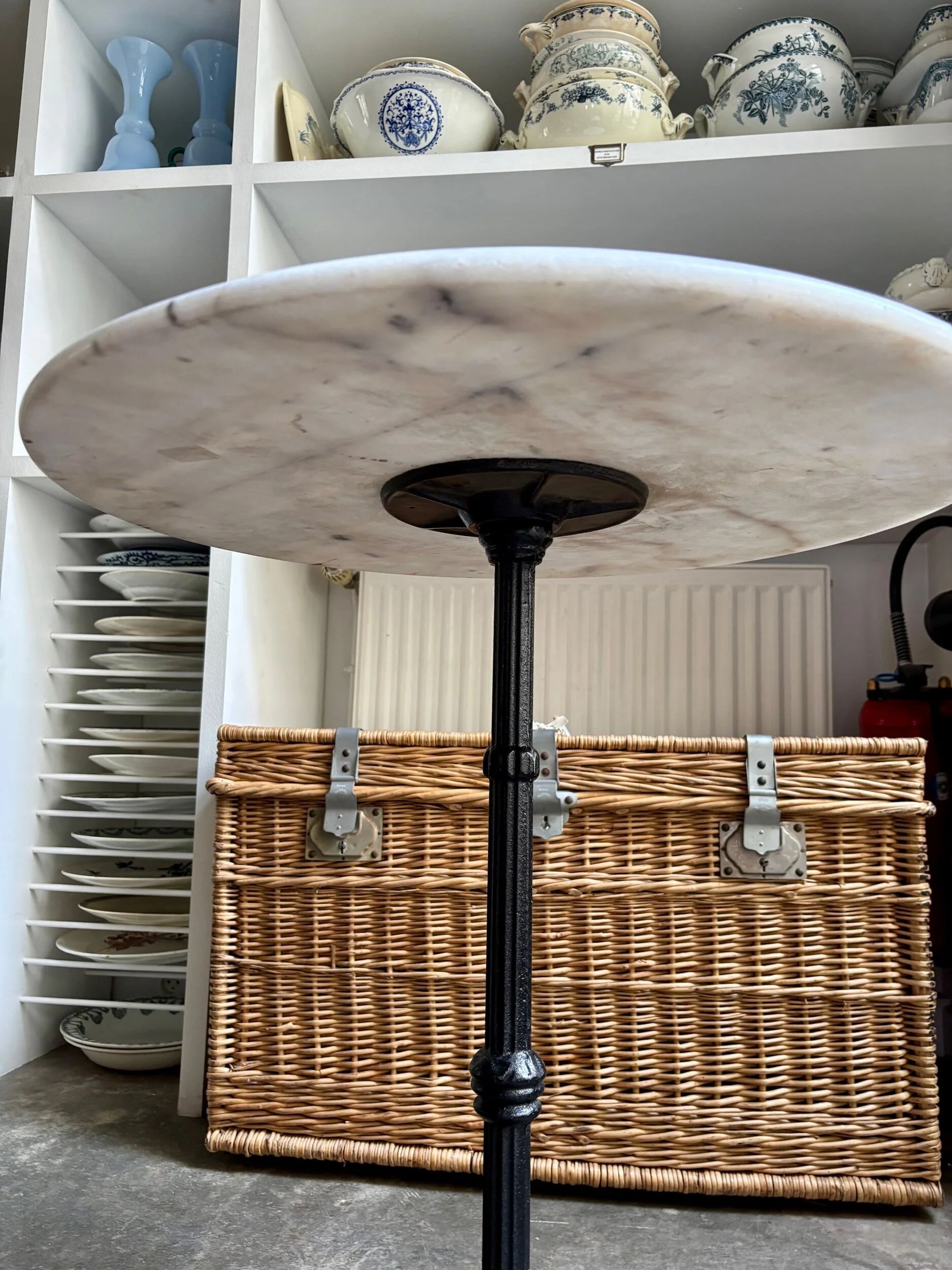 Bistro table in grey marble and black cast iron ⌀ 60 cm