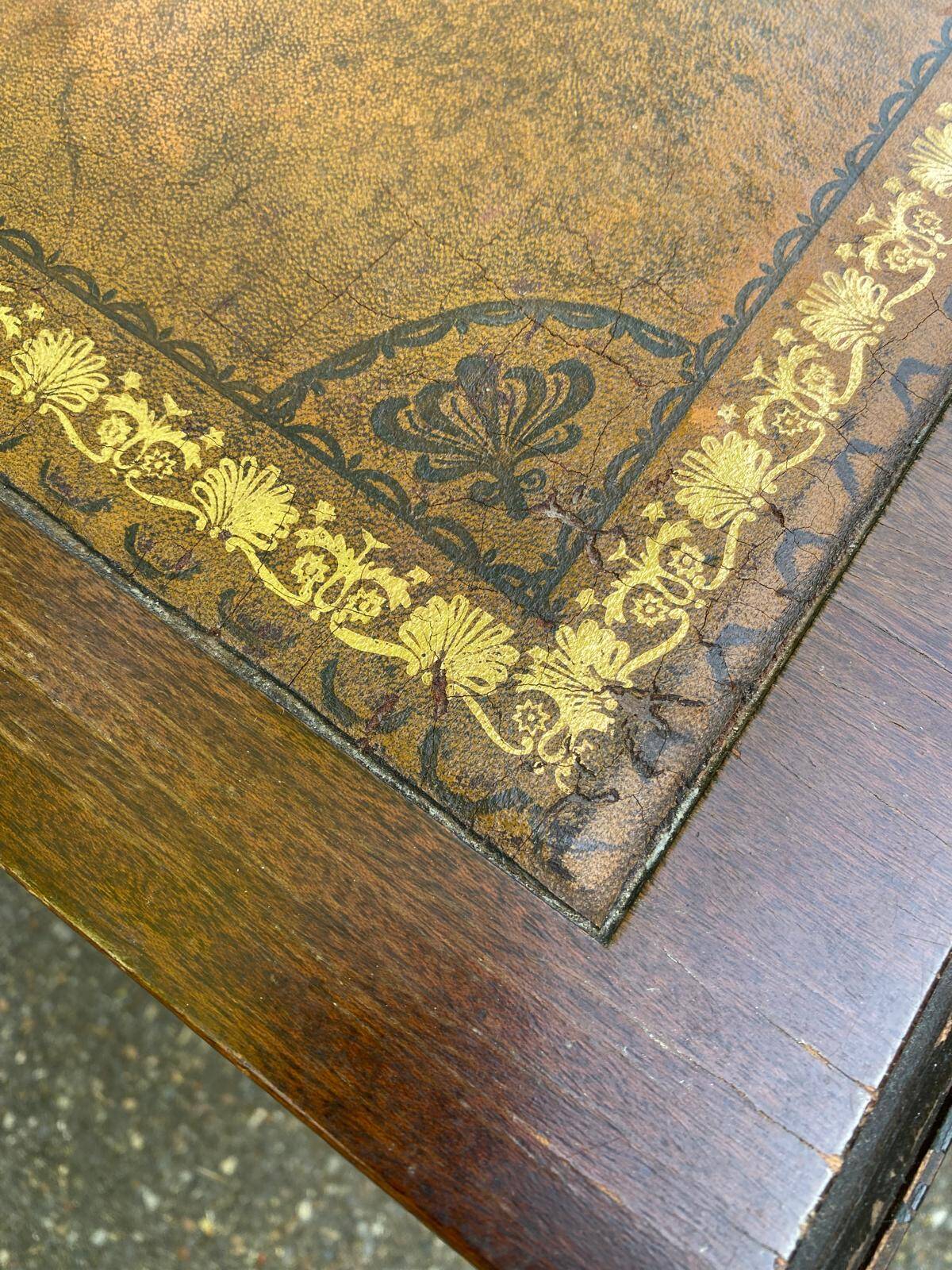 Victorian English extendable coffee table made of solid mahogany and leather.