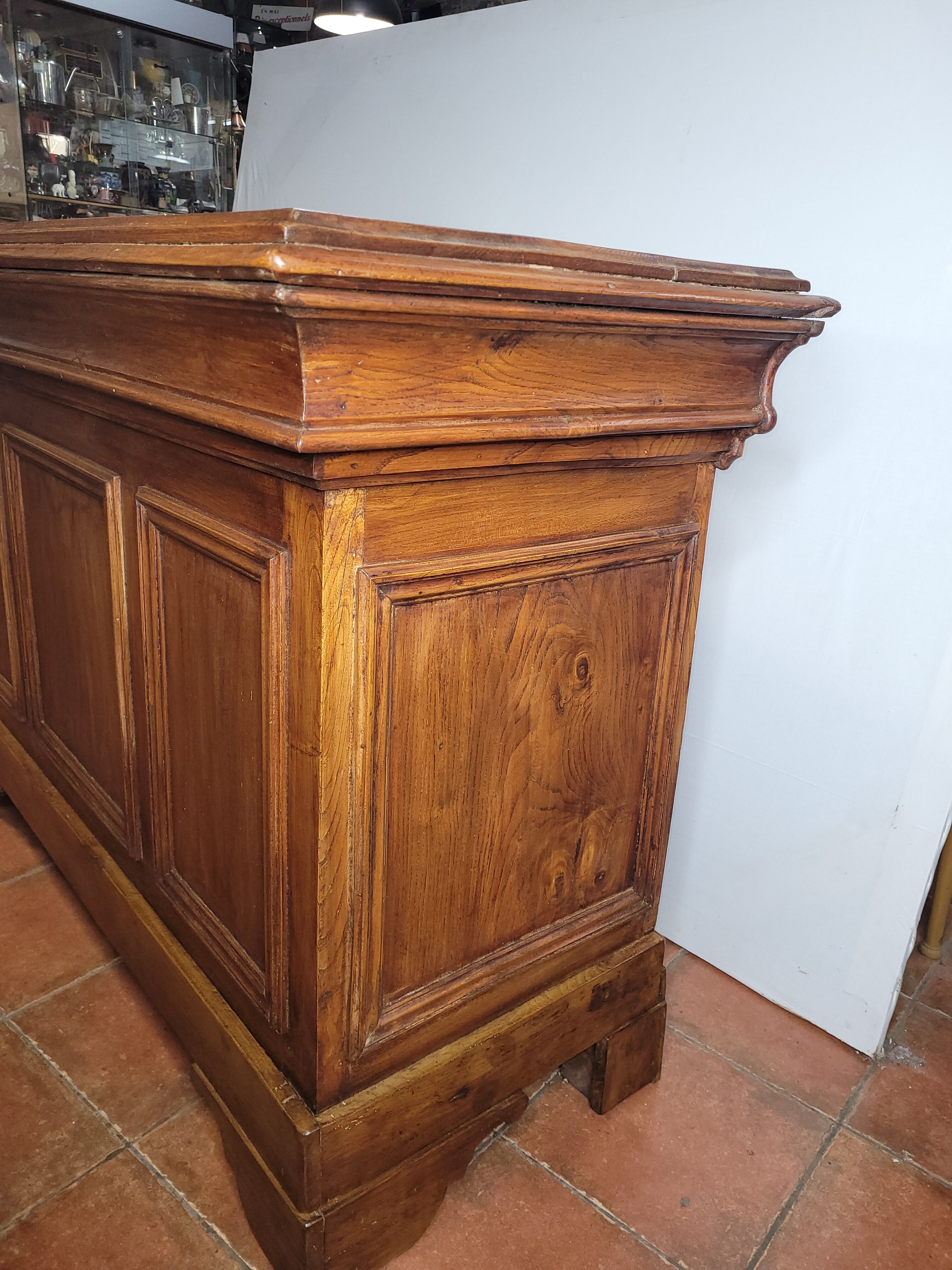 Elm bistro counter