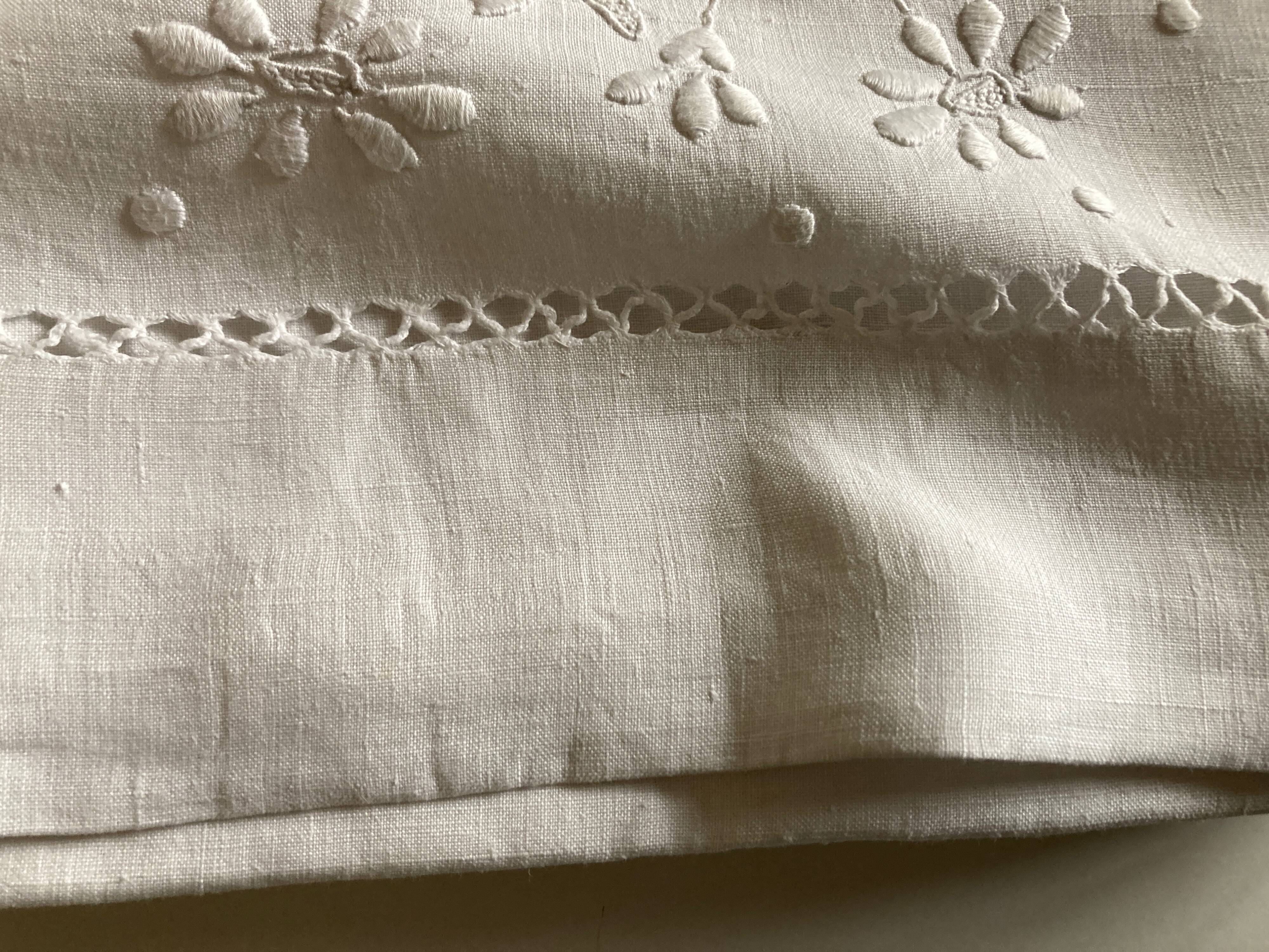 Spring cloth in linen canvas embroidered with daisies 1950