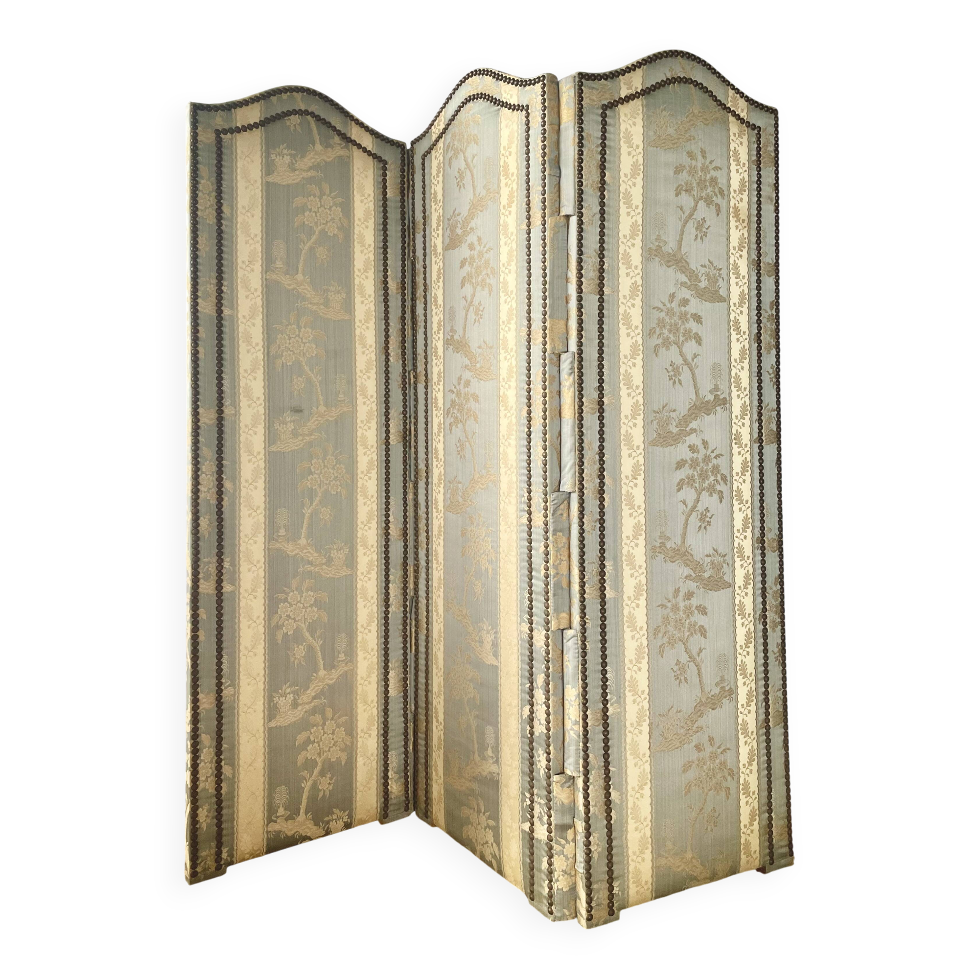 Antique Chinoiserie-style screen from the early 20th century in damask silk.