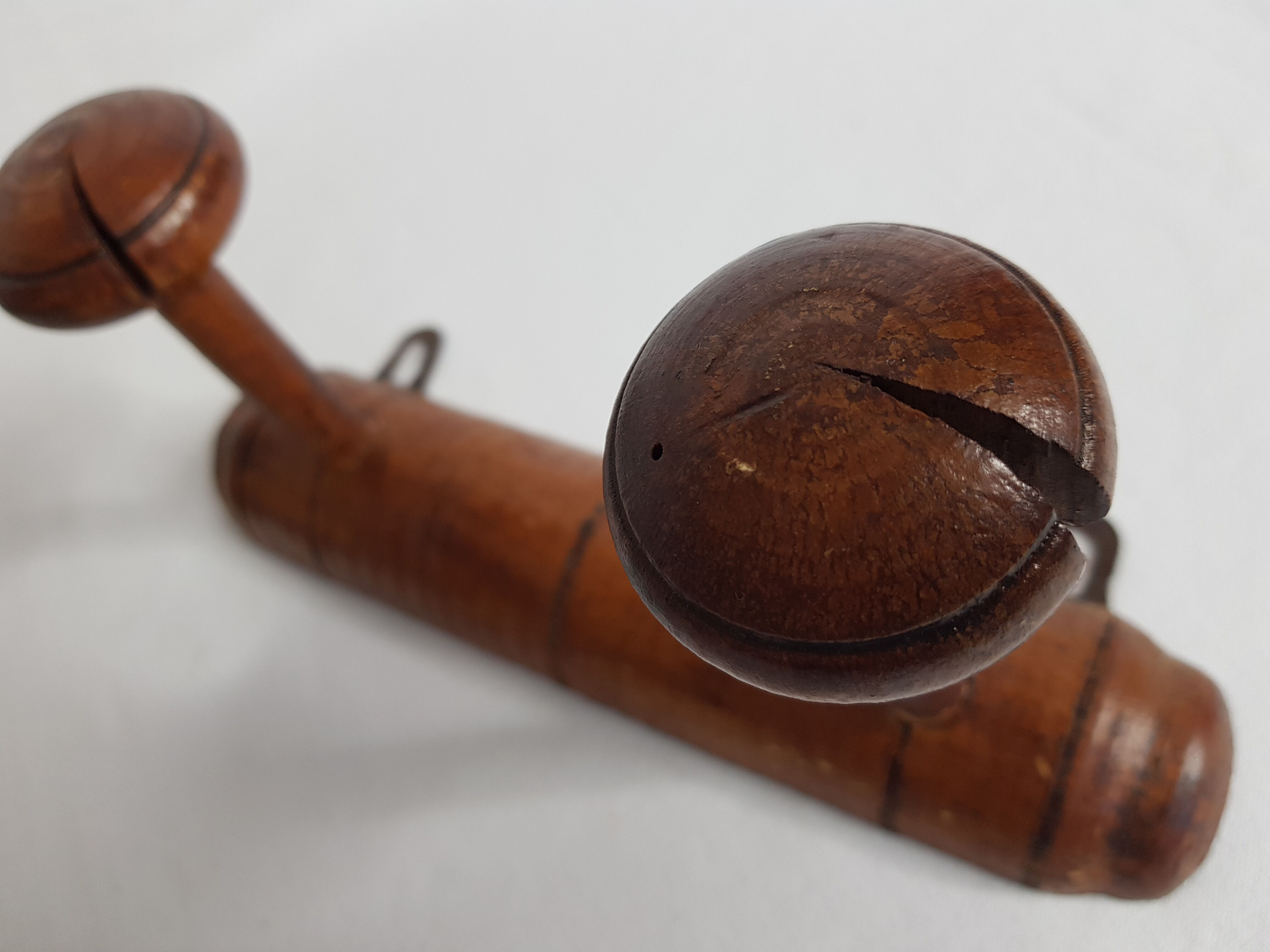 Old wooden wall coats door turned two bamboo imitation patères