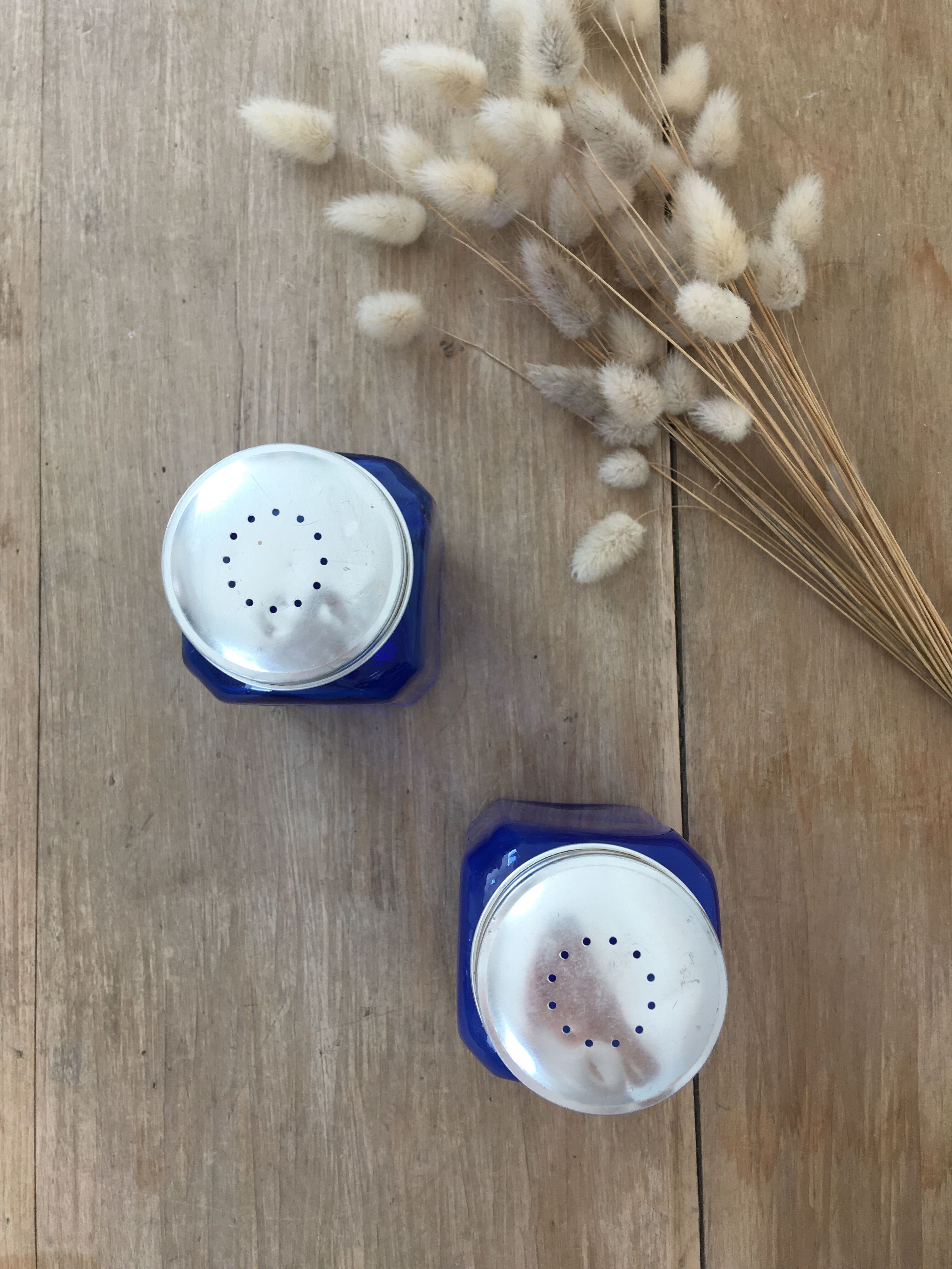 Paire de pots en verre bleu