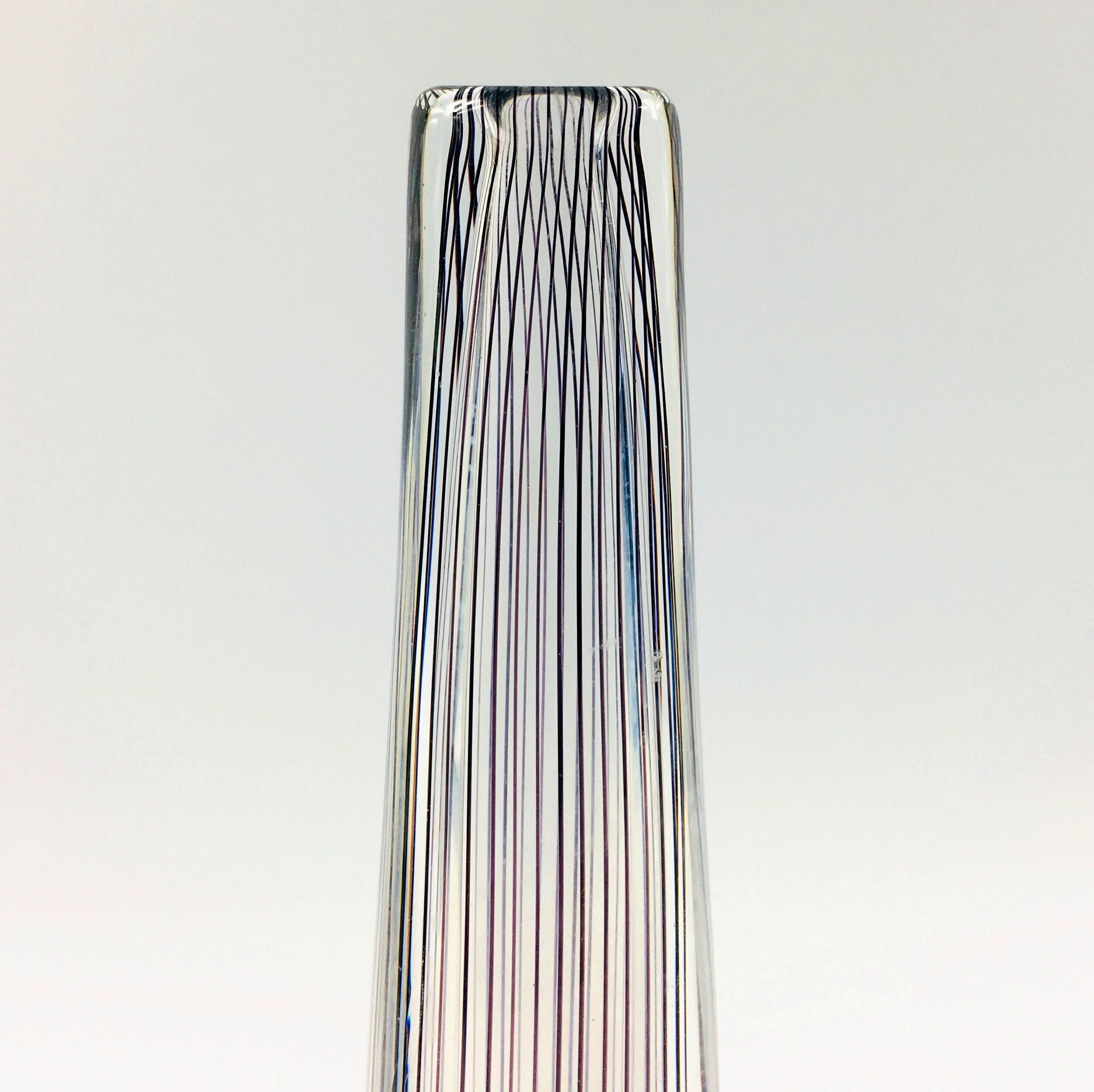 Vase scandinave en verre rayé du milieu du siècle par Vicke Lindstrand pour Kosta Suède années 1950