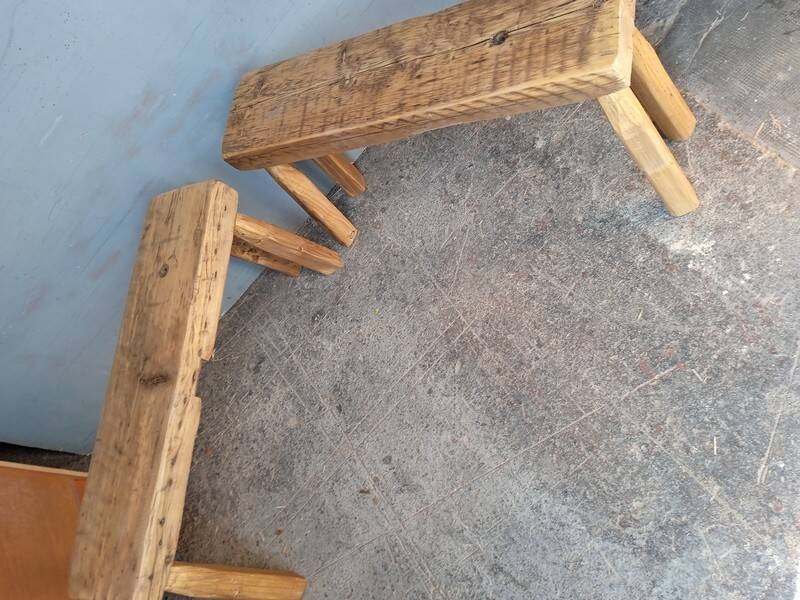 Paire 2 bancs / tabourets bois massif patiné