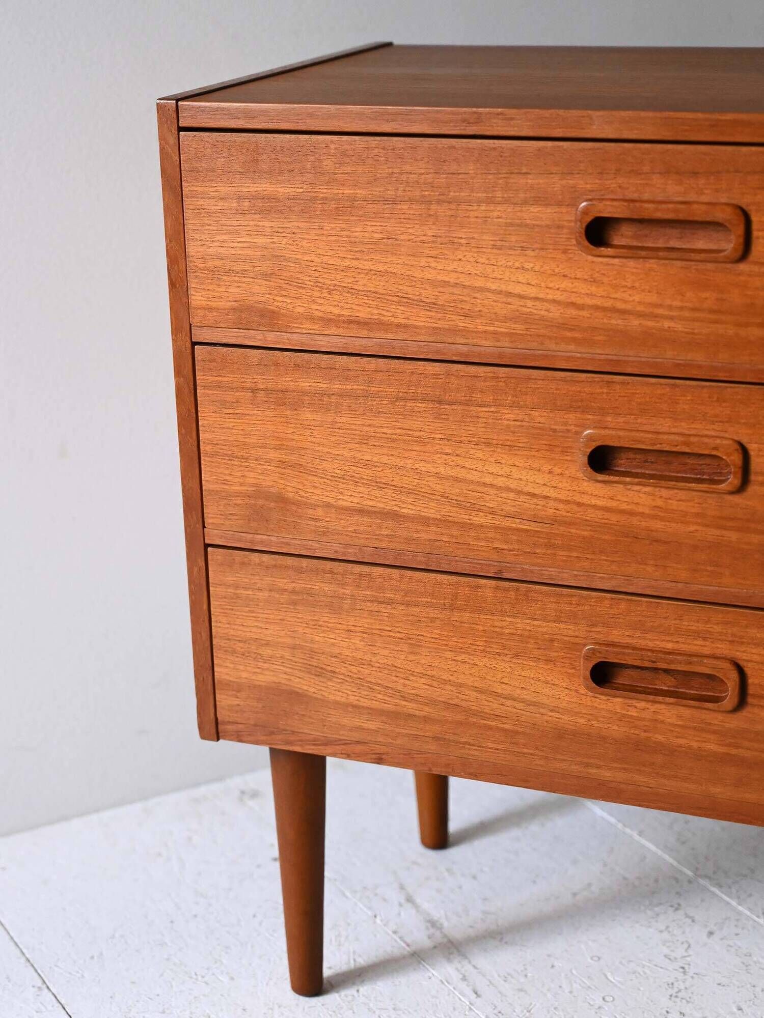 Table de chevet scandinave vintage en teck avec trois tiroirs