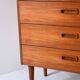Table de chevet scandinave vintage en teck avec trois tiroirs